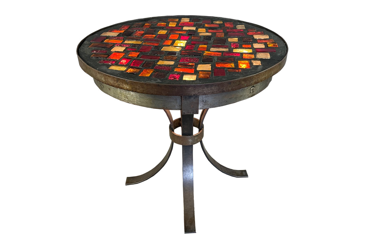 Table éclairante à carreaux de verre.