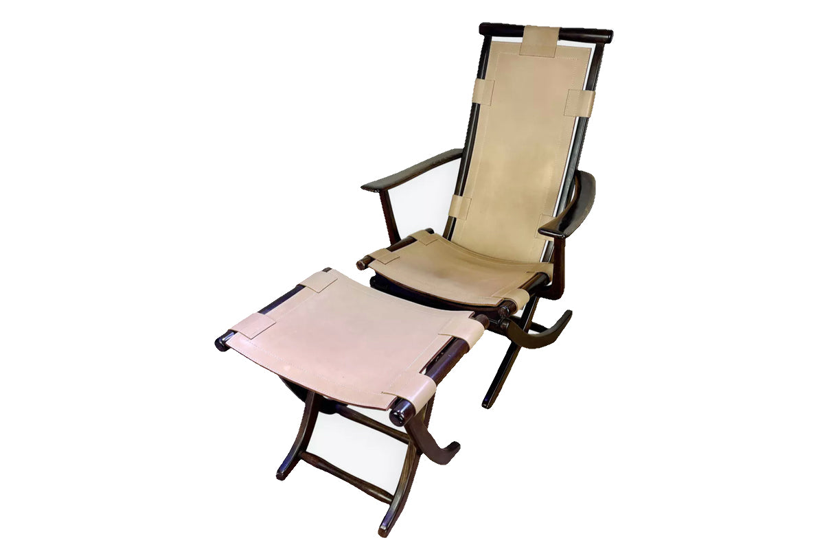 Fauteuil en cuir de style colonial et son ottoman