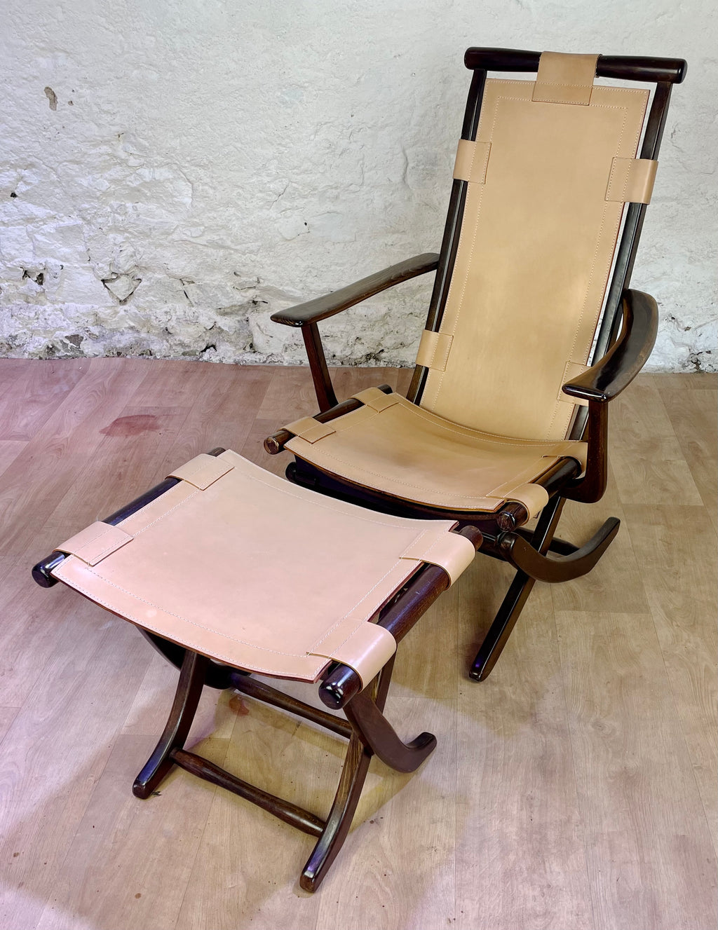 Fauteuil en cuir de style colonial et son ottoman