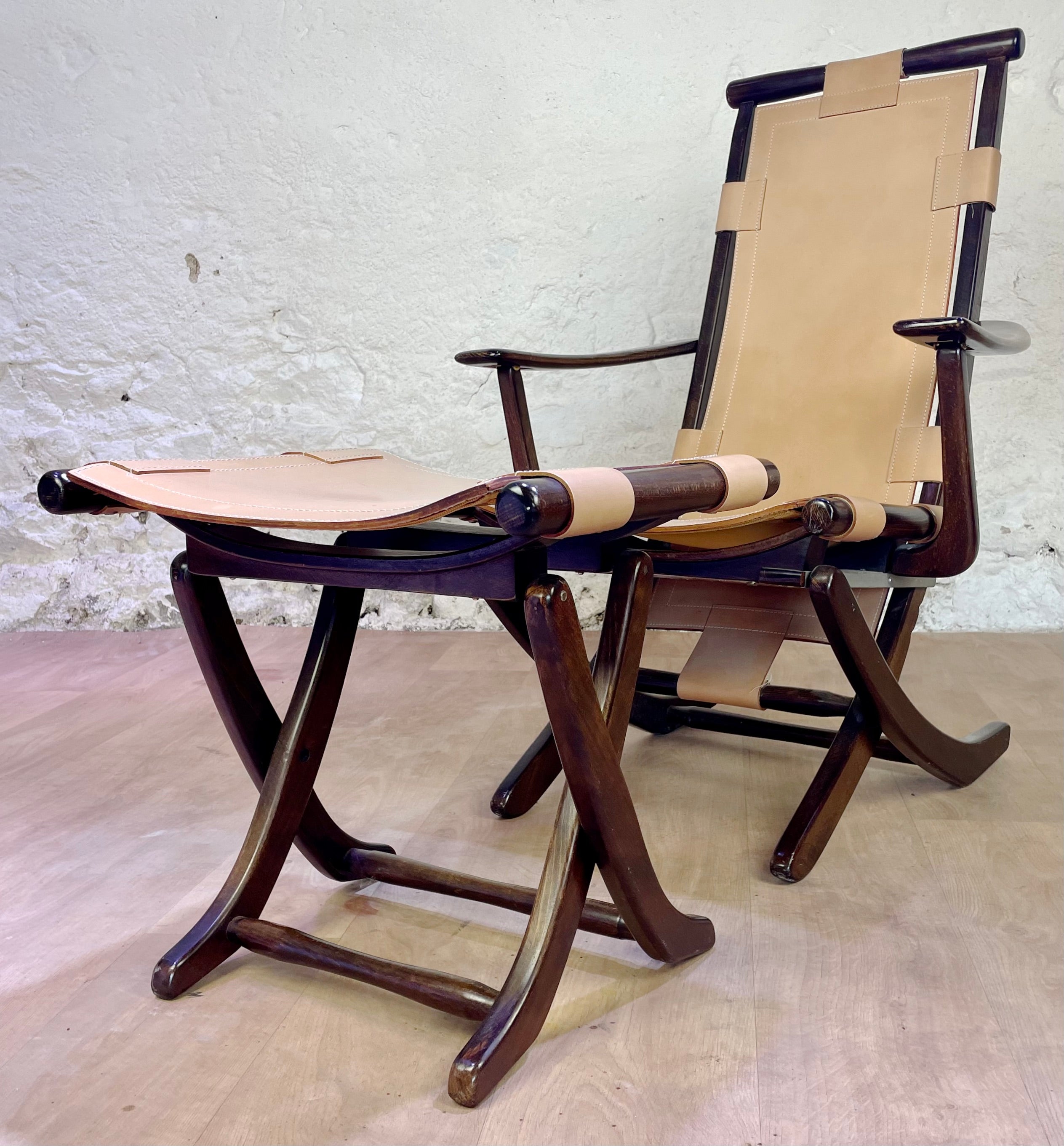 Fauteuil en cuir de style colonial et son ottoman