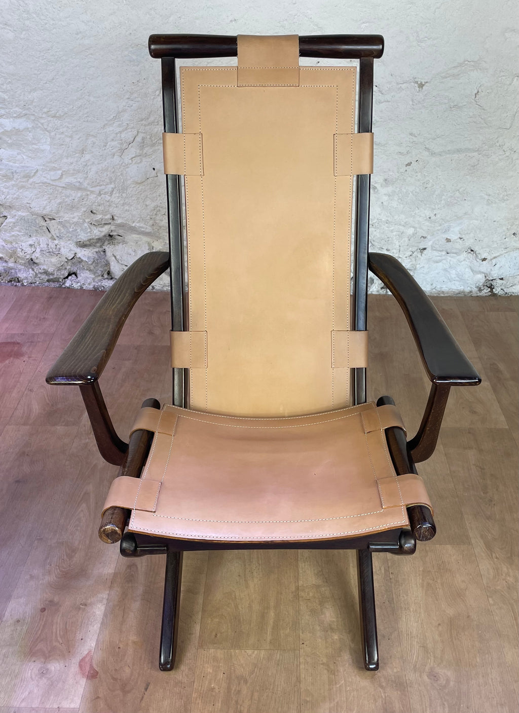 Fauteuil en cuir de style colonial et son ottoman