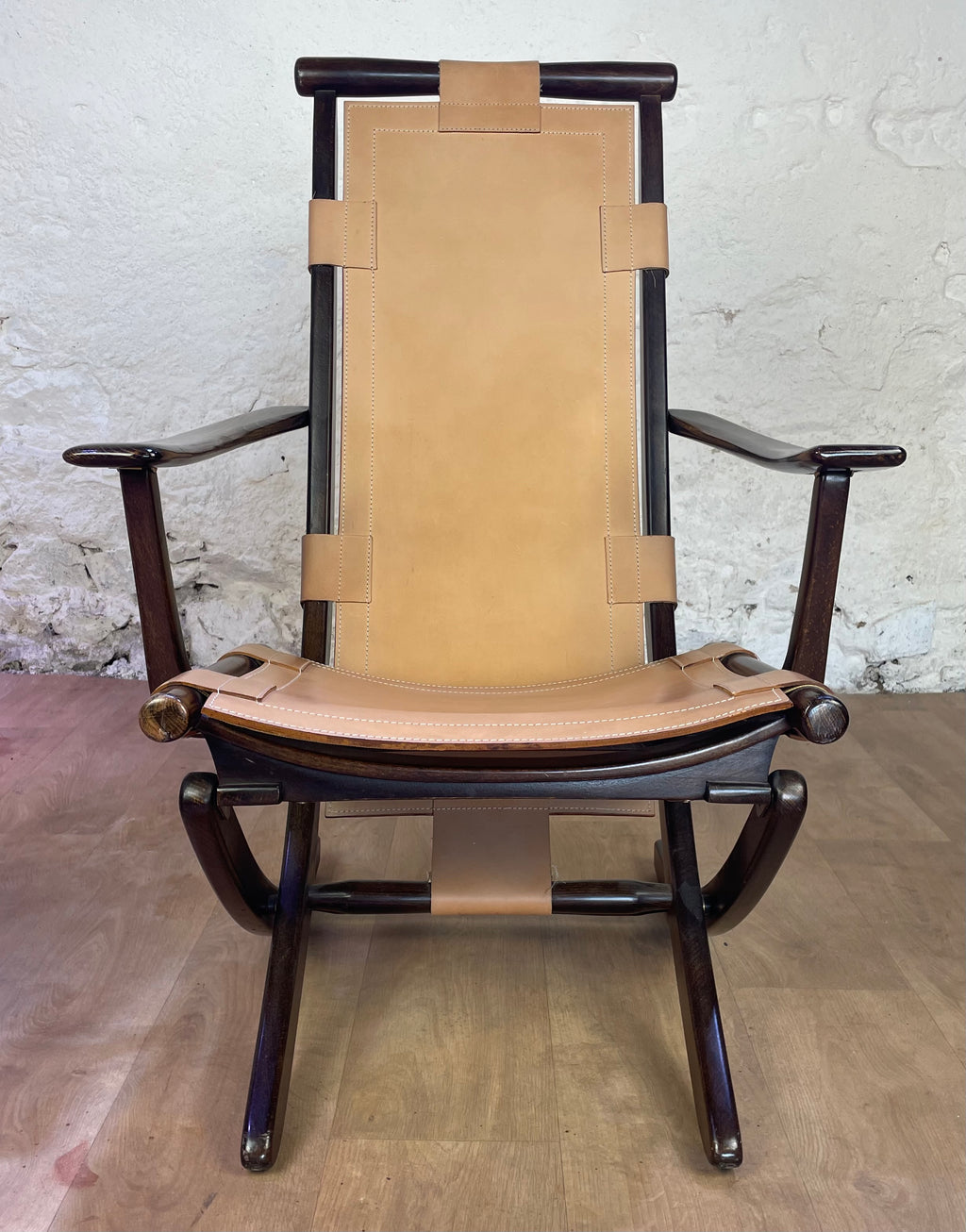Fauteuil en cuir de style colonial et son ottoman