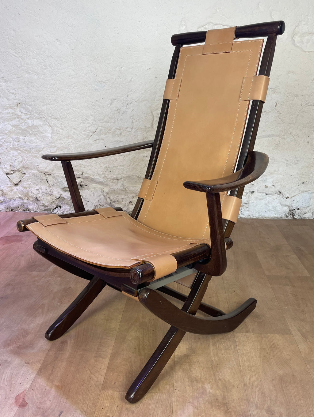 Fauteuil en cuir de style colonial et son ottoman