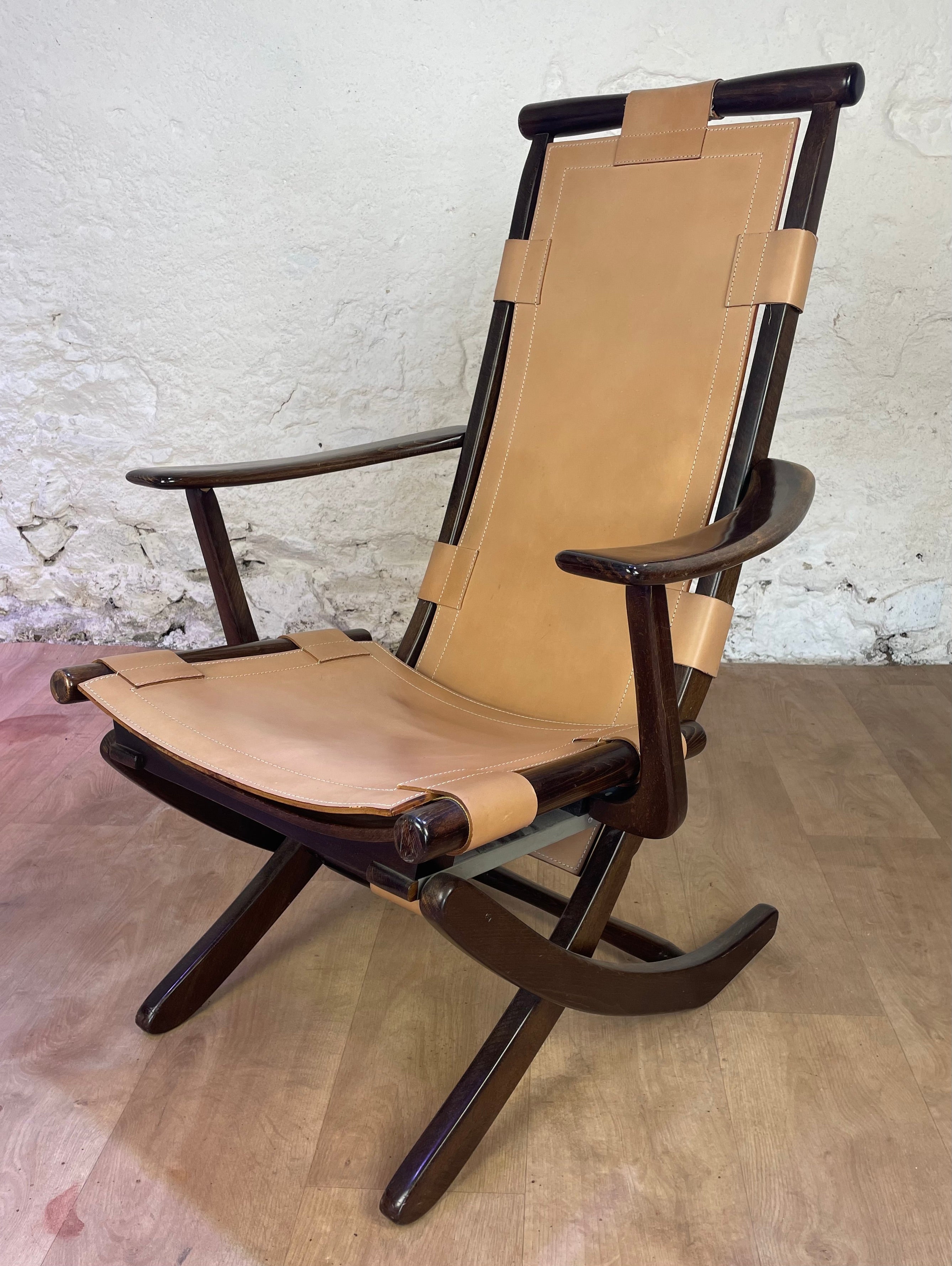 Fauteuil en cuir de style colonial et son ottoman