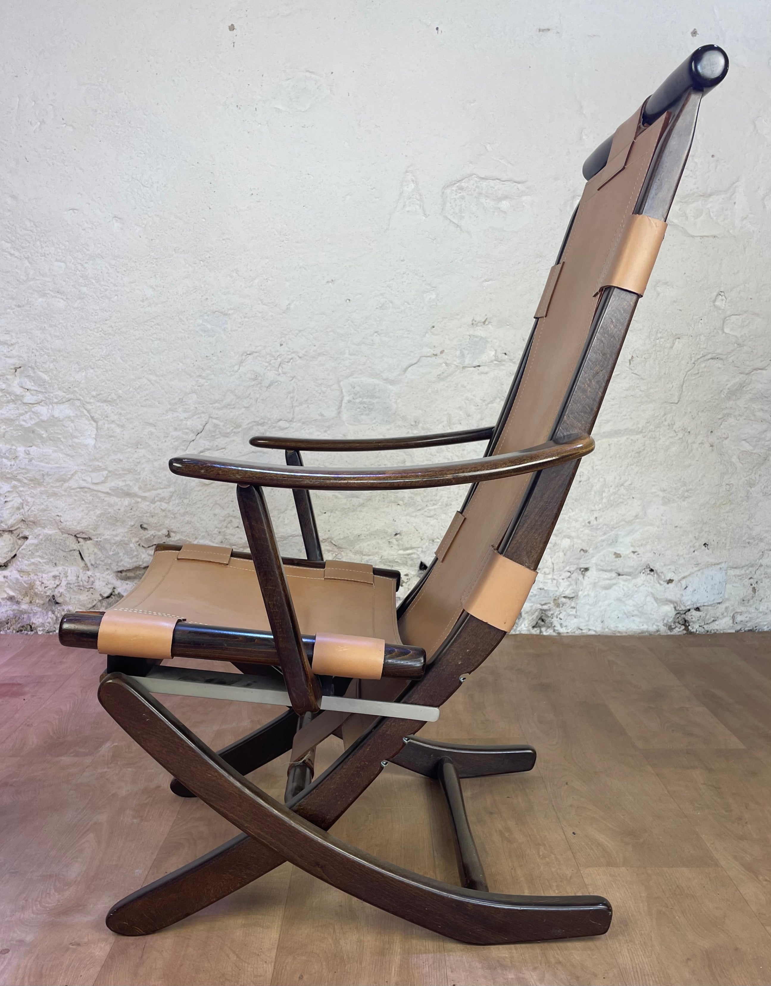 Fauteuil en cuir de style colonial et son ottoman