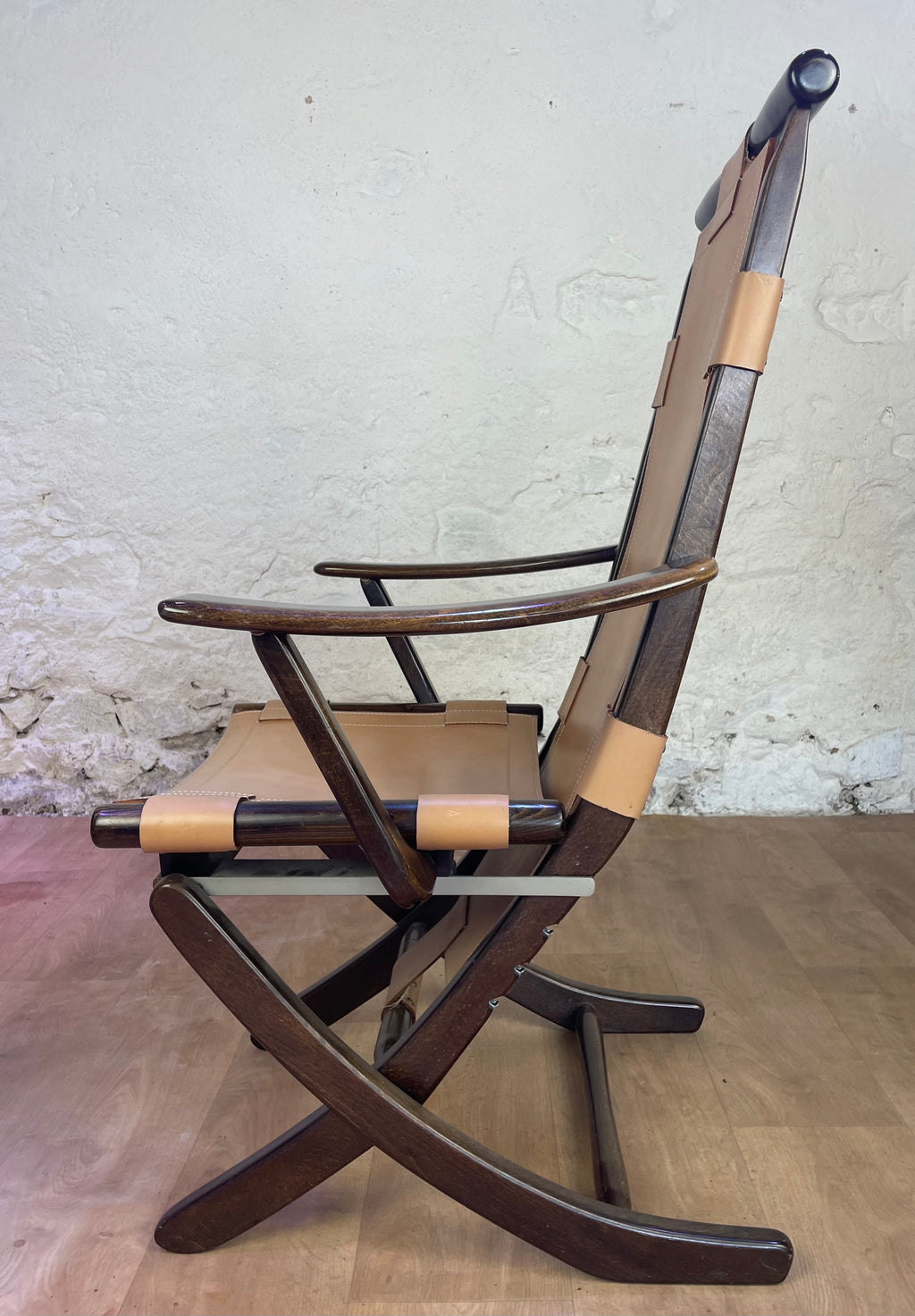 Fauteuil en cuir de style colonial et son ottoman