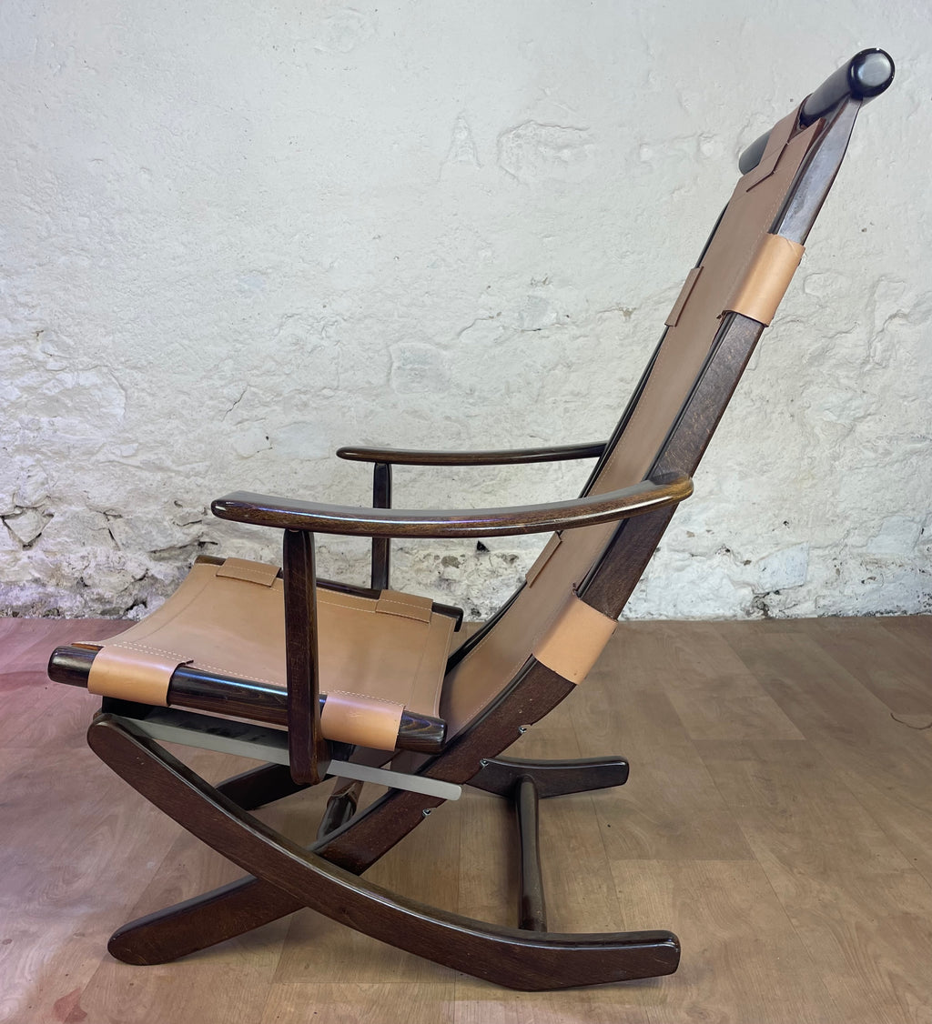Fauteuil en cuir de style colonial et son ottoman