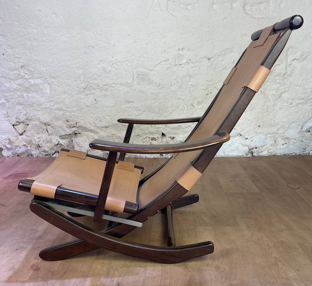 Fauteuil en cuir de style colonial et son ottoman