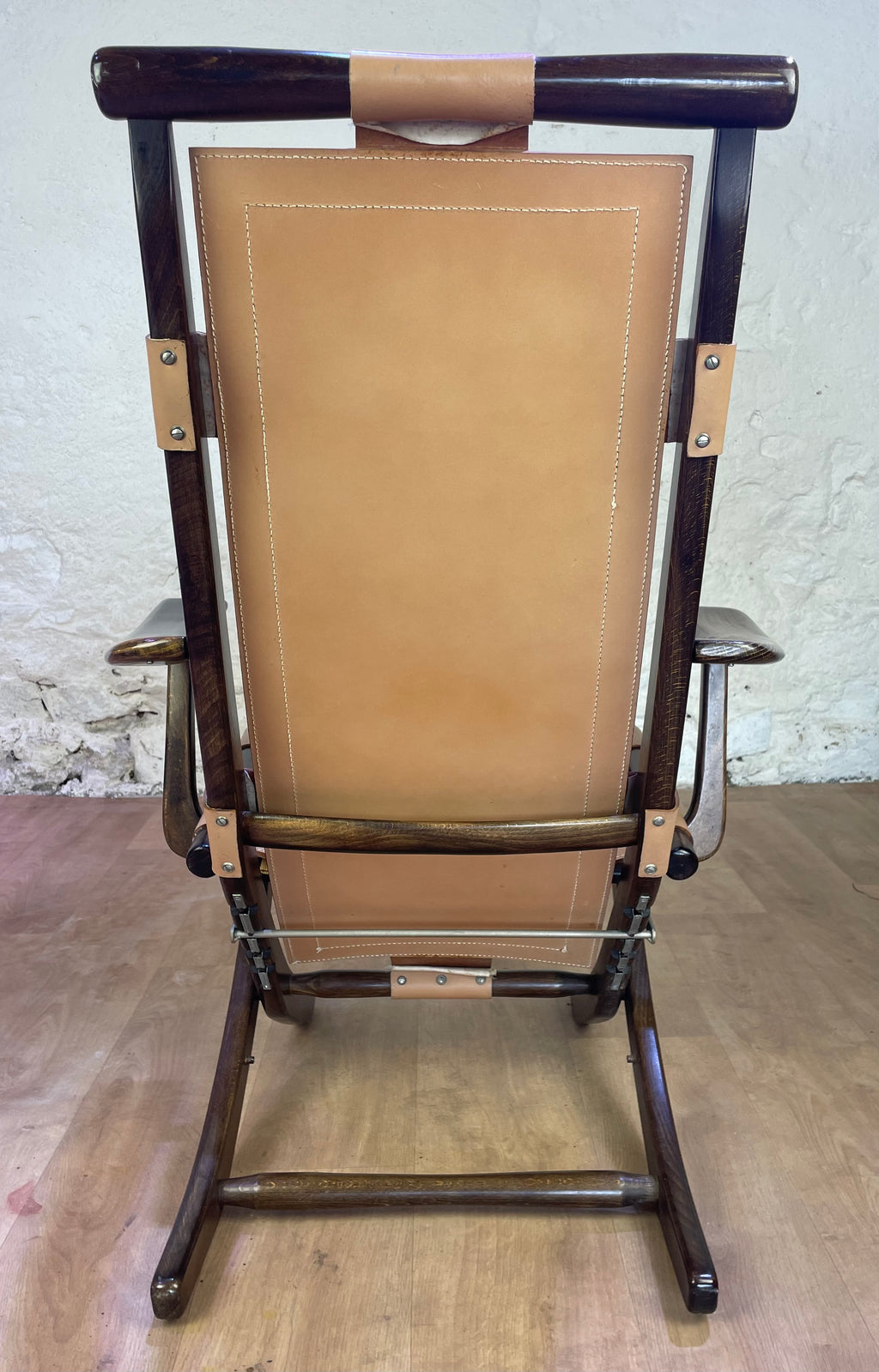 Fauteuil en cuir de style colonial et son ottoman
