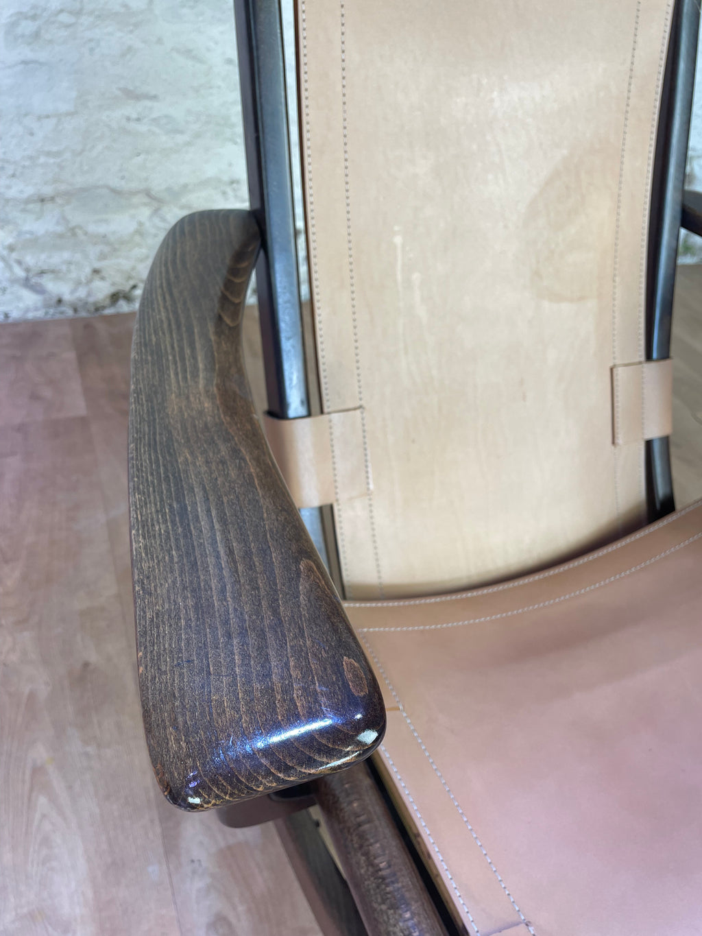 Fauteuil en cuir de style colonial et son ottoman