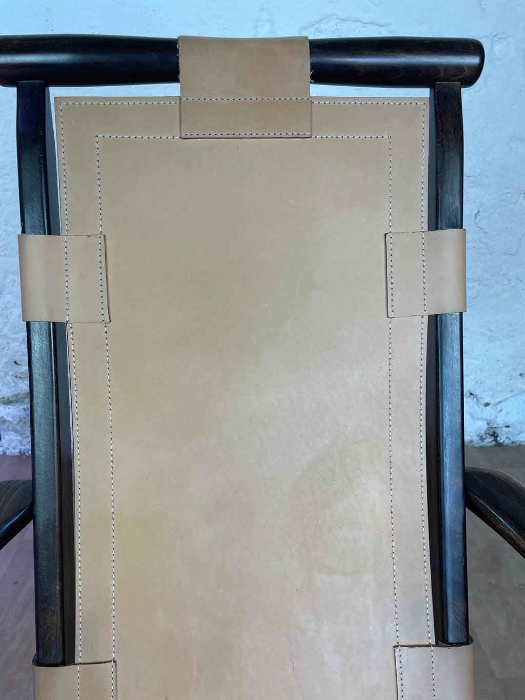 Fauteuil en cuir de style colonial et son ottoman
