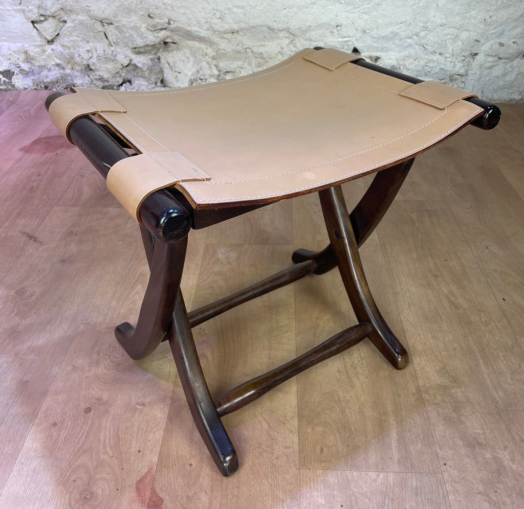 Fauteuil en cuir de style colonial et son ottoman