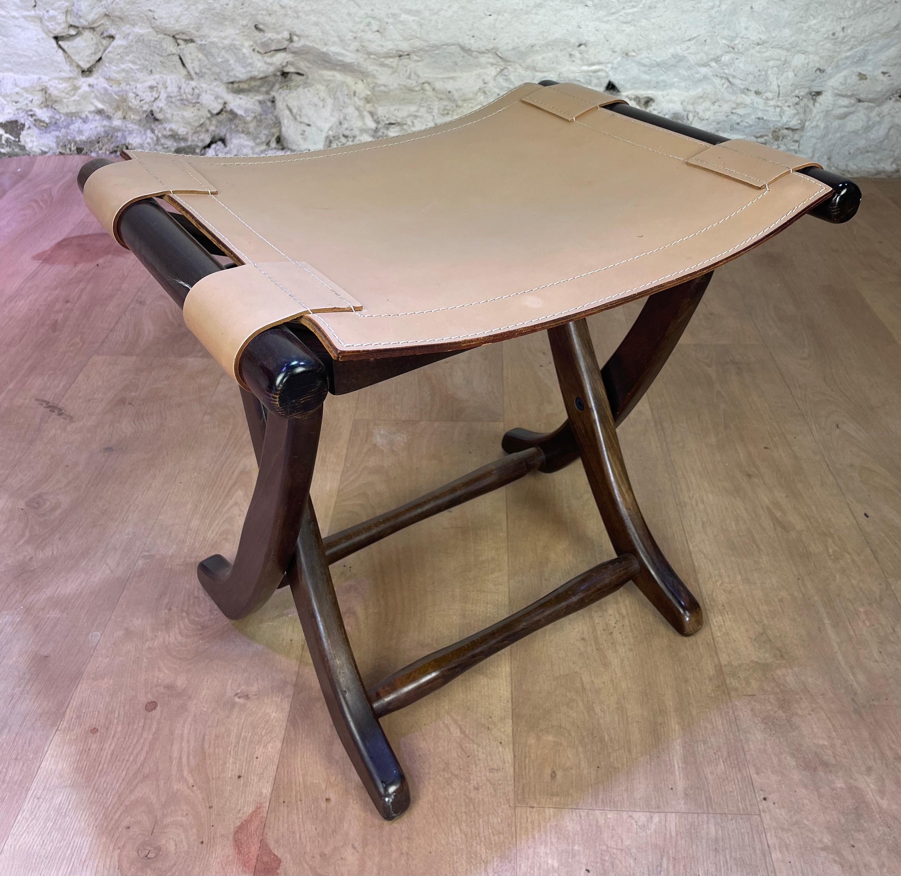 Fauteuil en cuir de style colonial et son ottoman