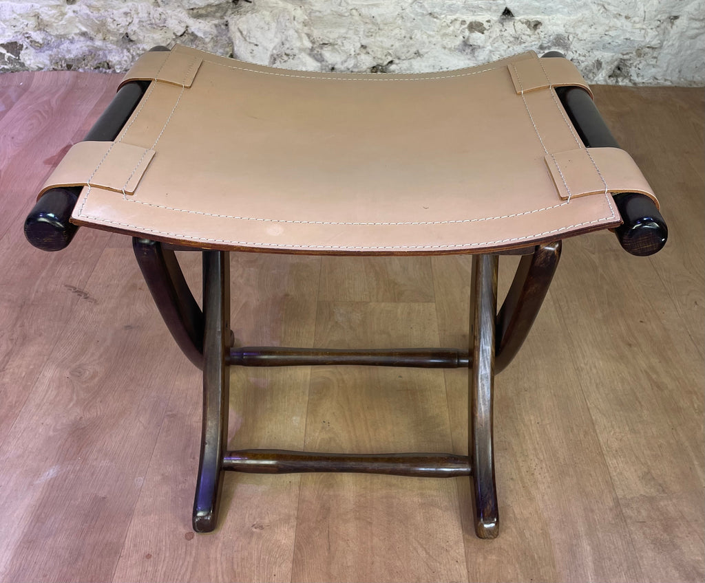 Fauteuil en cuir de style colonial et son ottoman