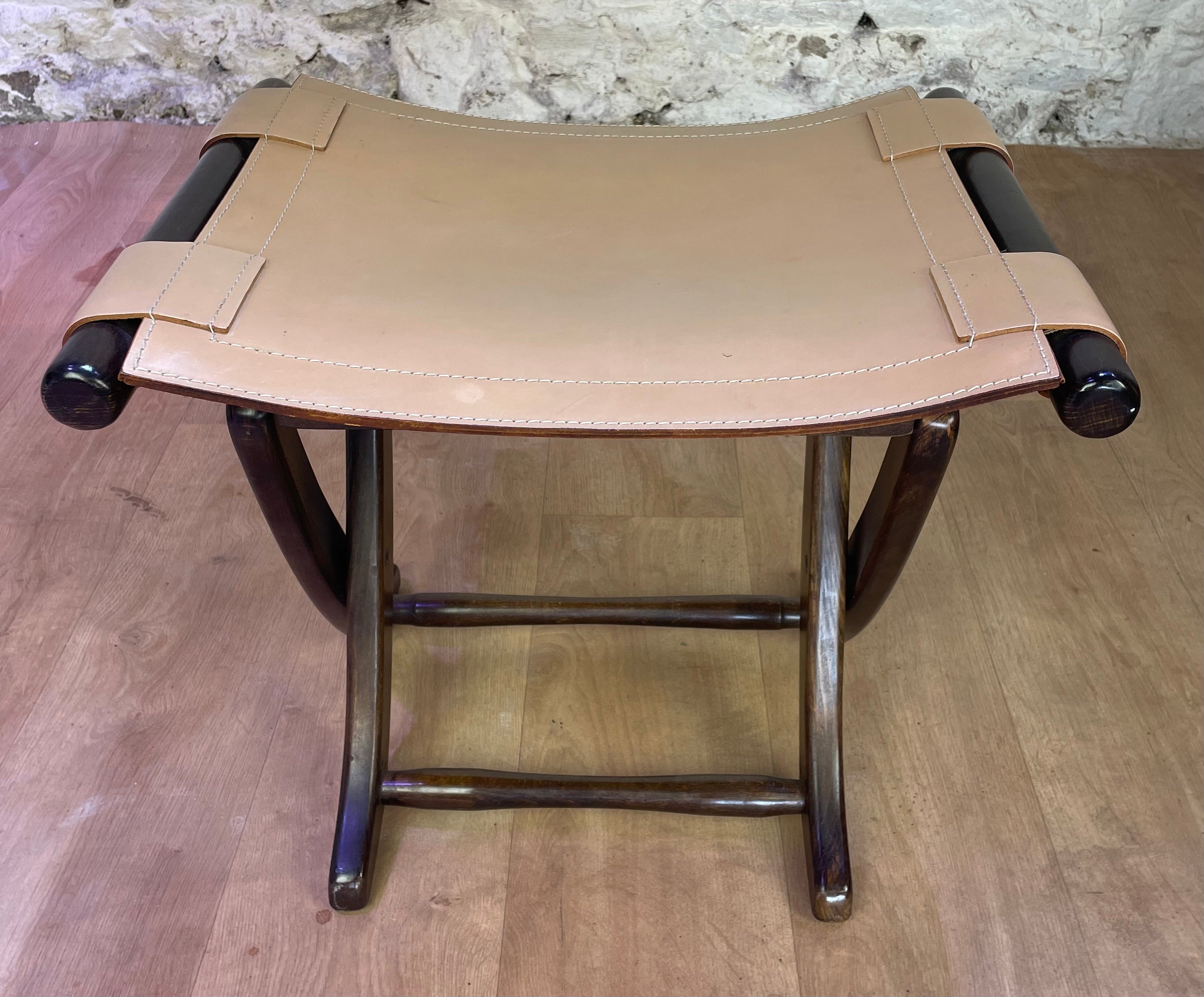 Fauteuil en cuir de style colonial et son ottoman