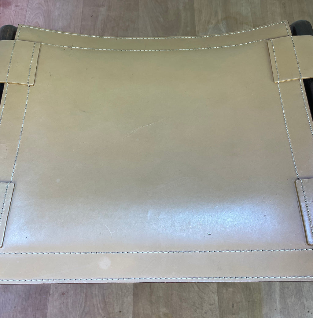 Fauteuil en cuir de style colonial et son ottoman