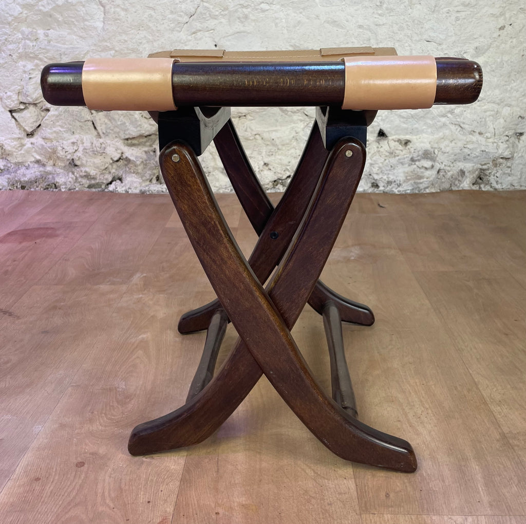 Fauteuil en cuir de style colonial et son ottoman