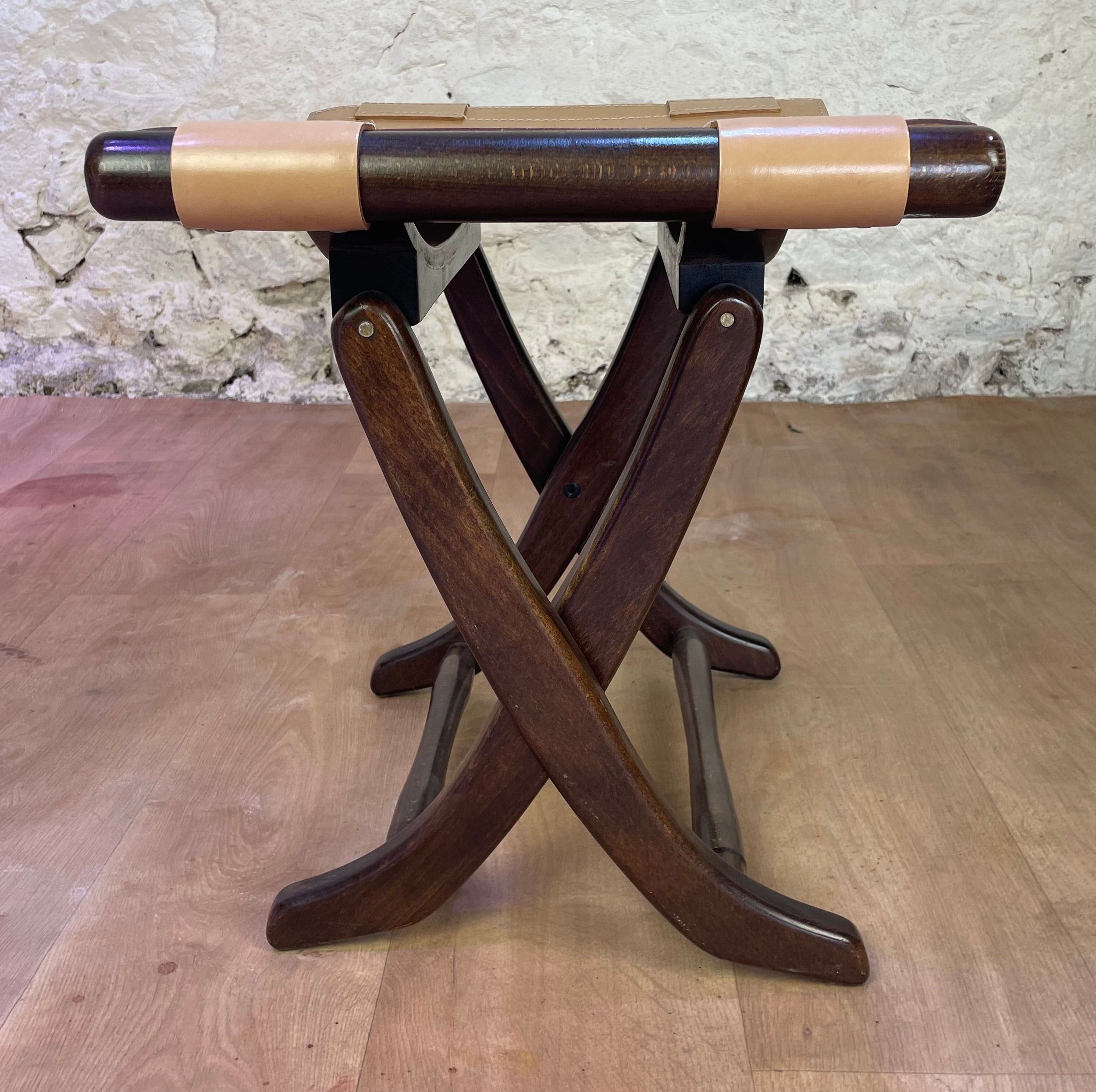 Fauteuil en cuir de style colonial et son ottoman