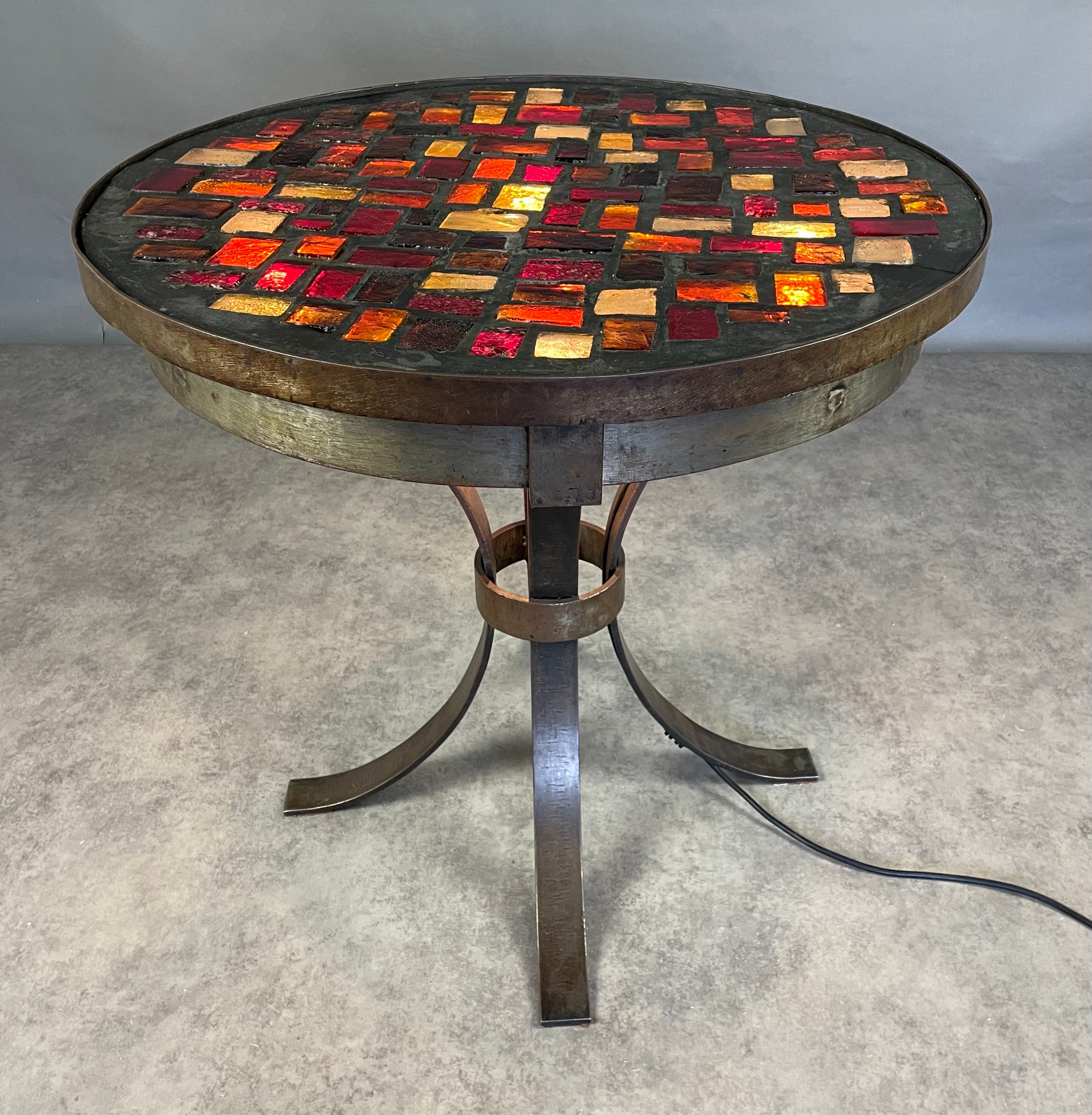 Table éclairante à carreaux de verre.