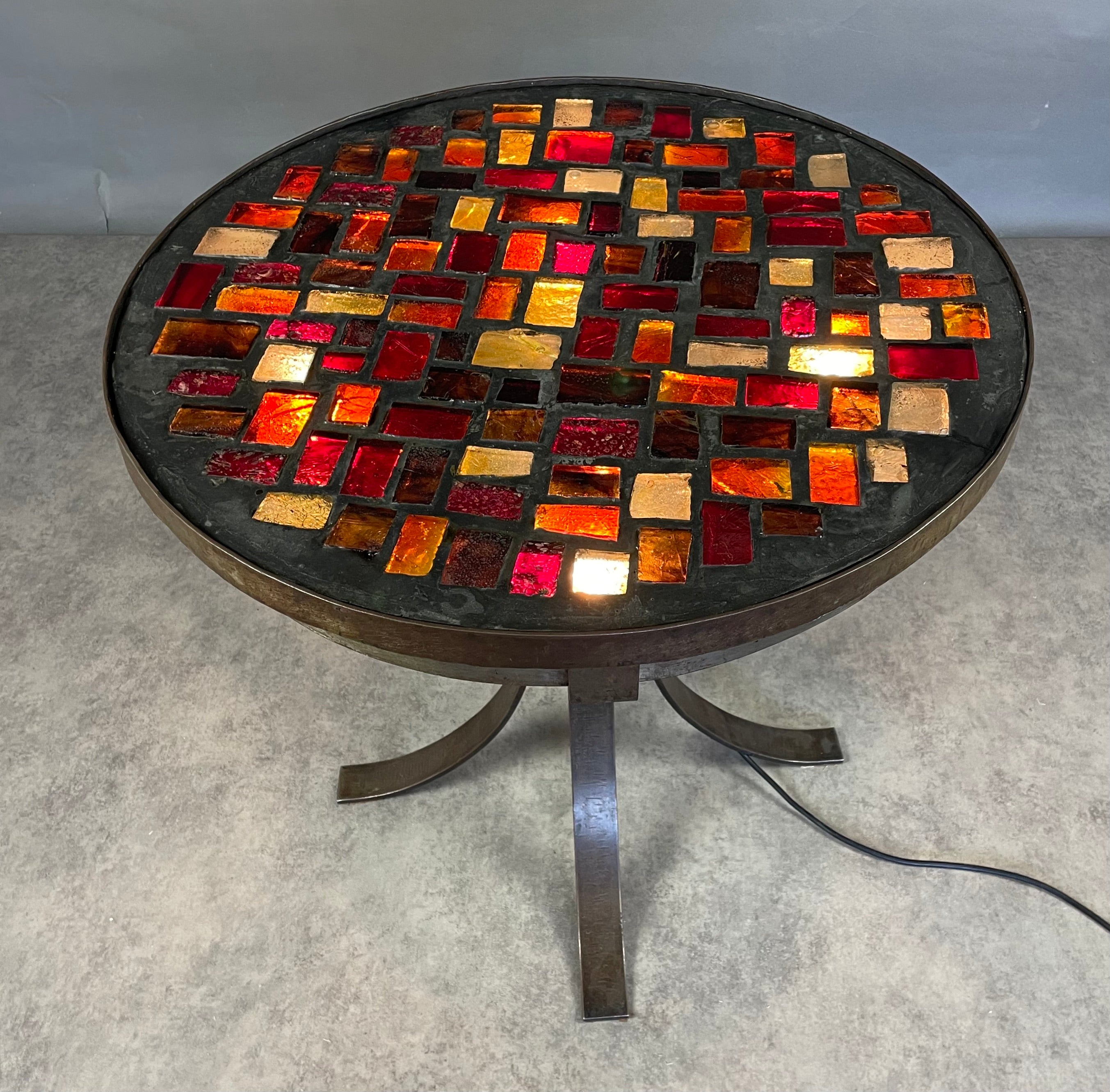Table éclairante à carreaux de verre.