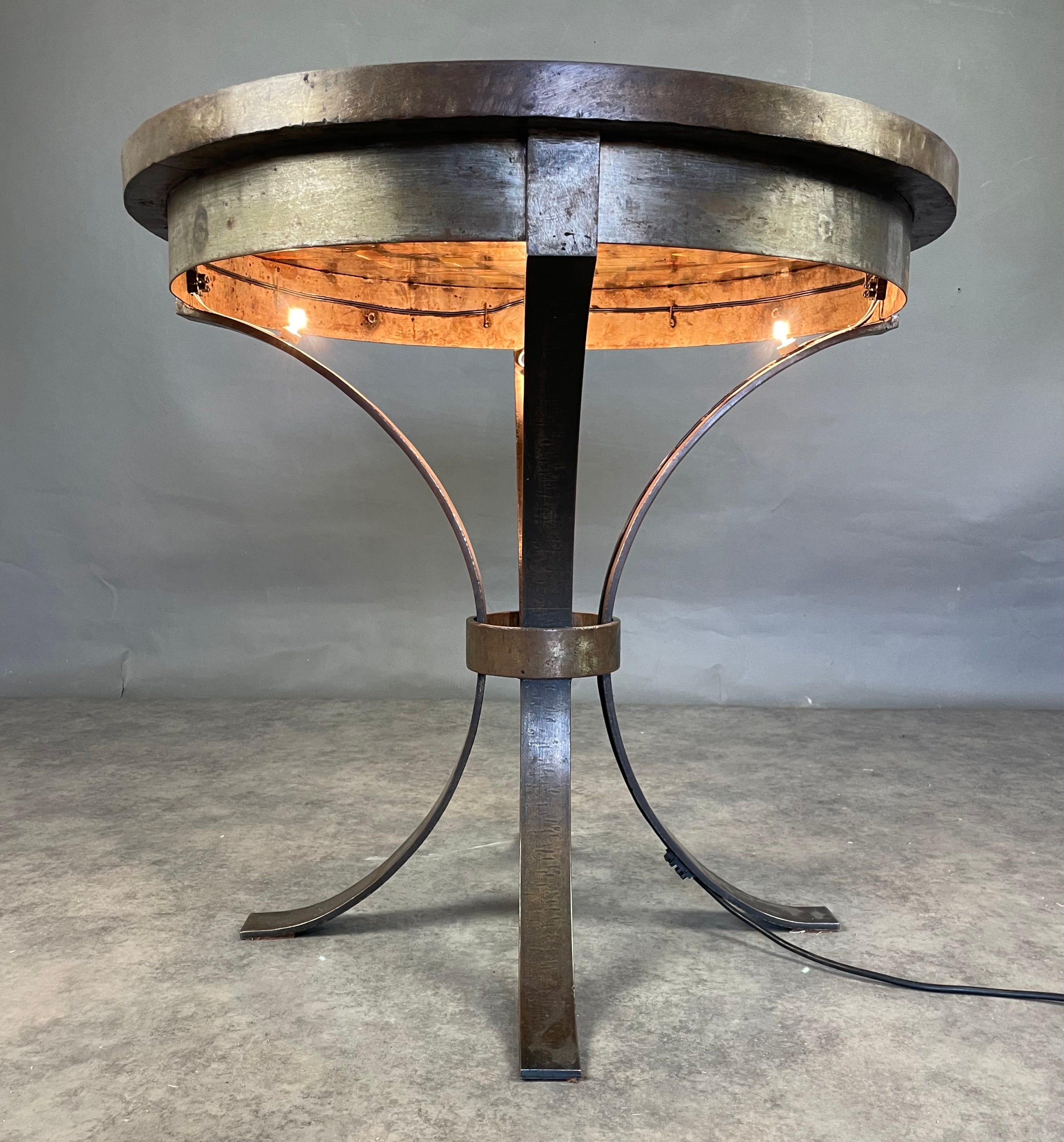 Table éclairante à carreaux de verre.