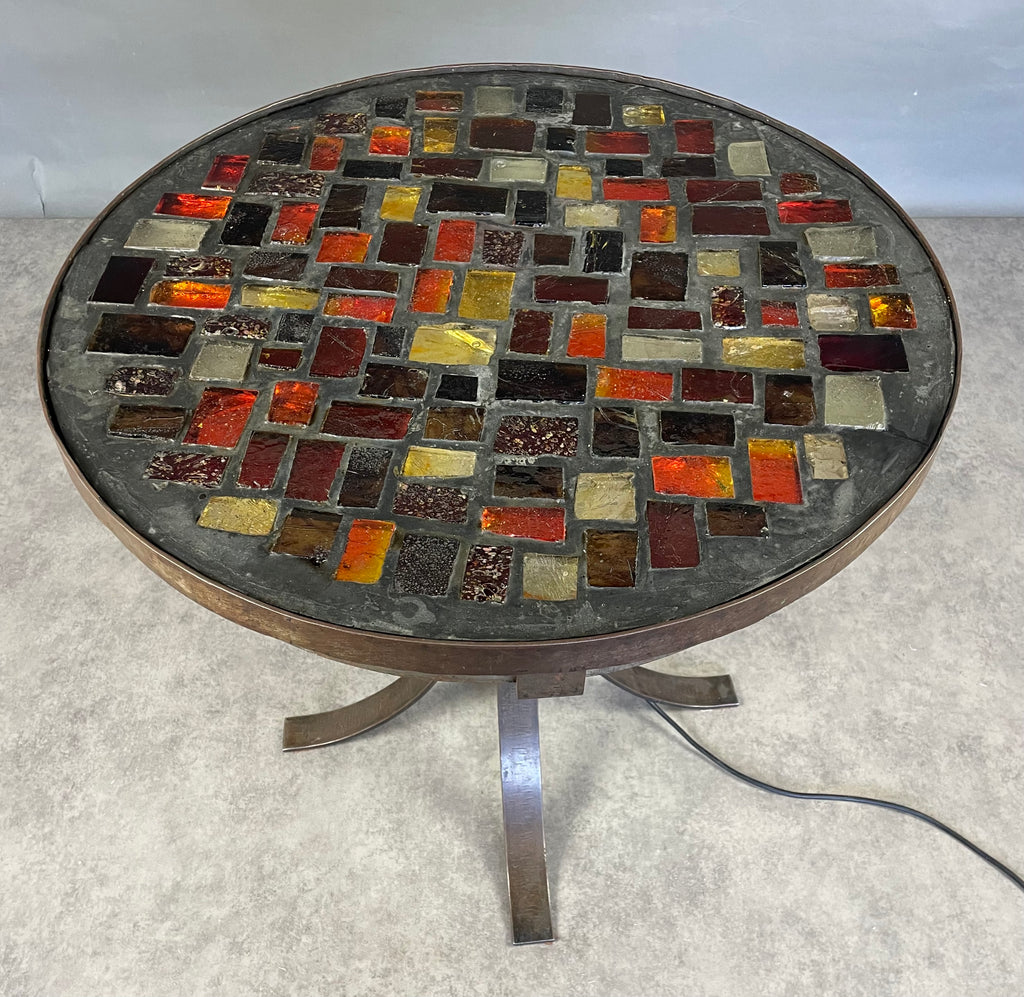 Table éclairante à carreaux de verre.