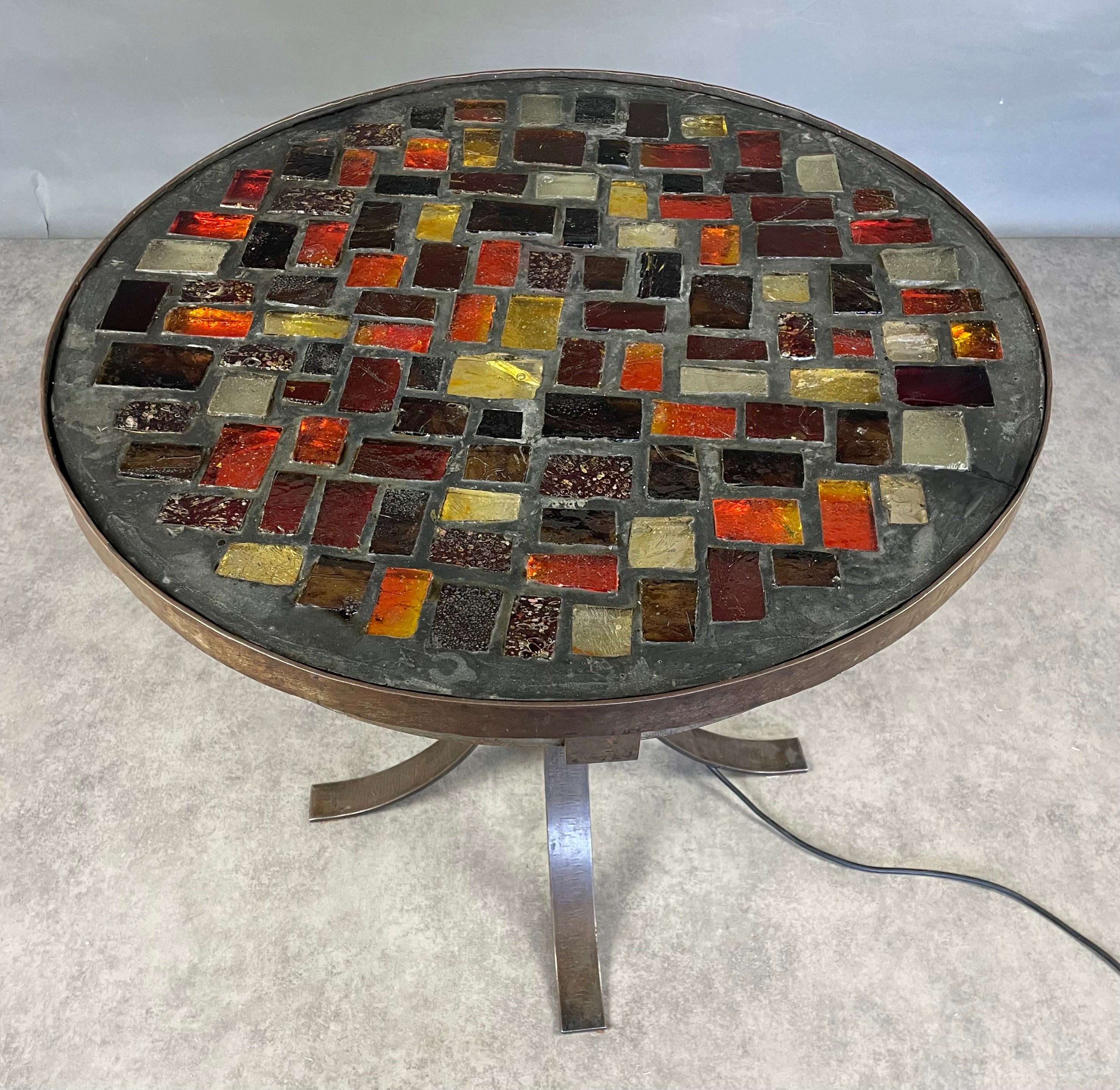 Table éclairante à carreaux de verre.