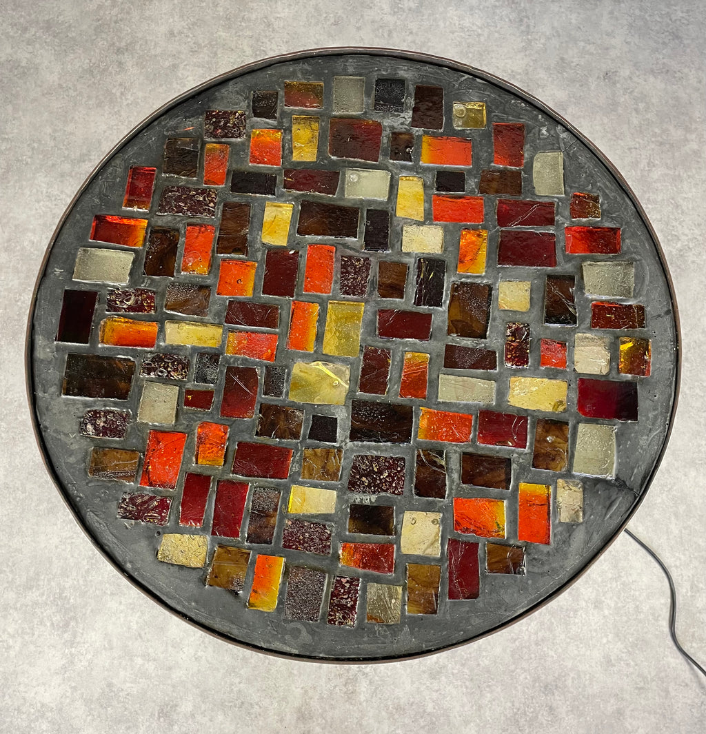 Table éclairante à carreaux de verre.