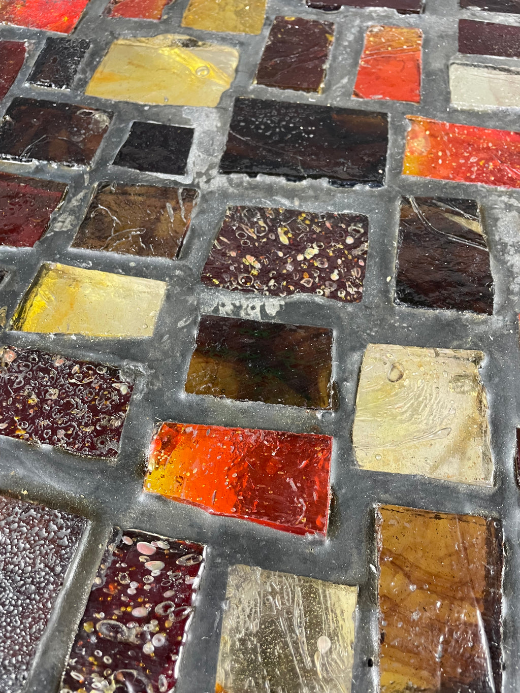 Table éclairante à carreaux de verre.