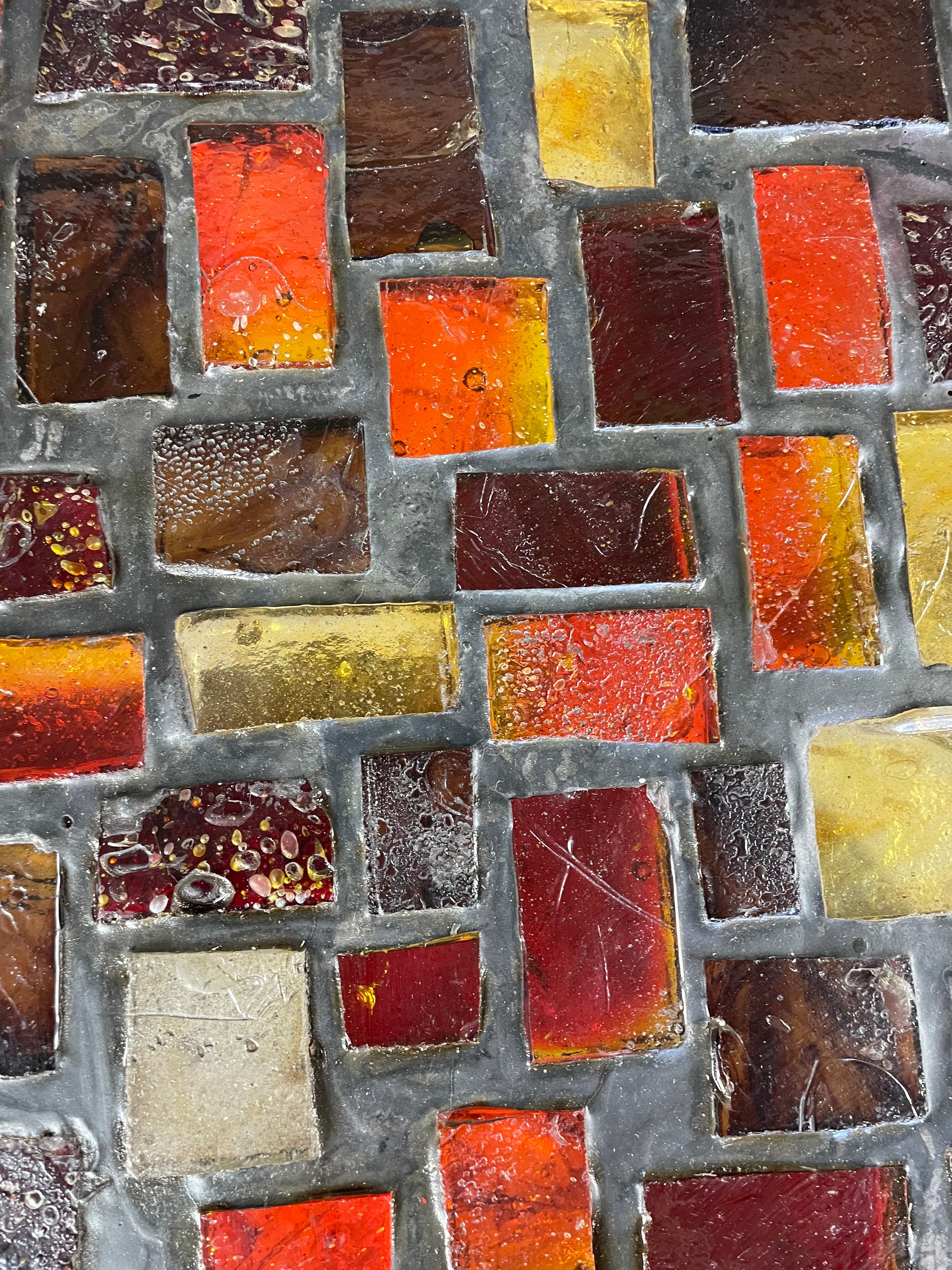 Table éclairante à carreaux de verre.