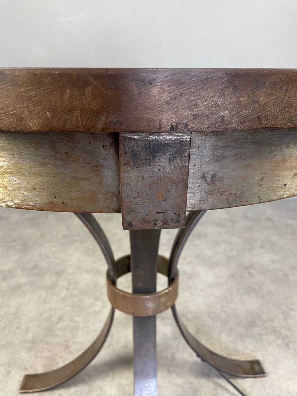 Table éclairante à carreaux de verre.