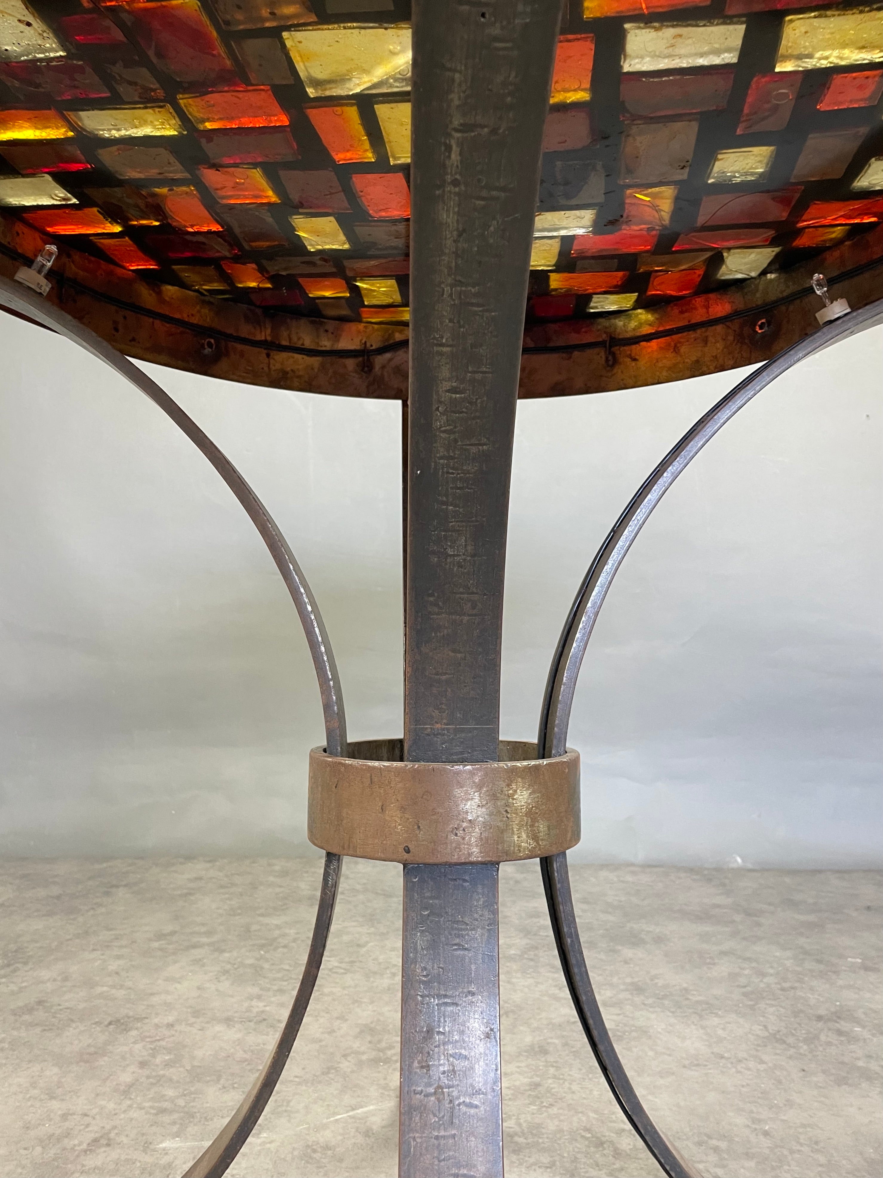 Table éclairante à carreaux de verre.