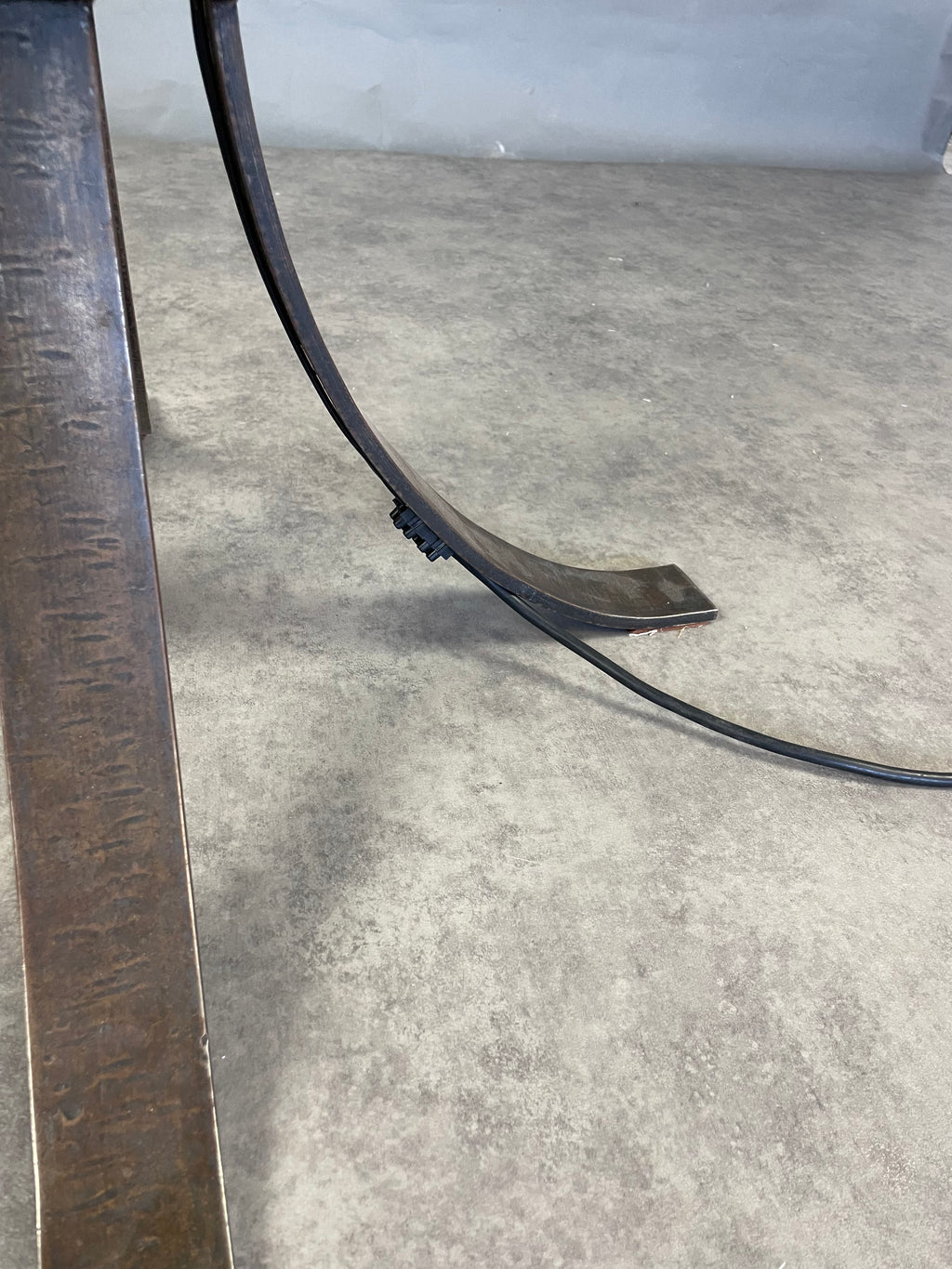 Table éclairante à carreaux de verre.