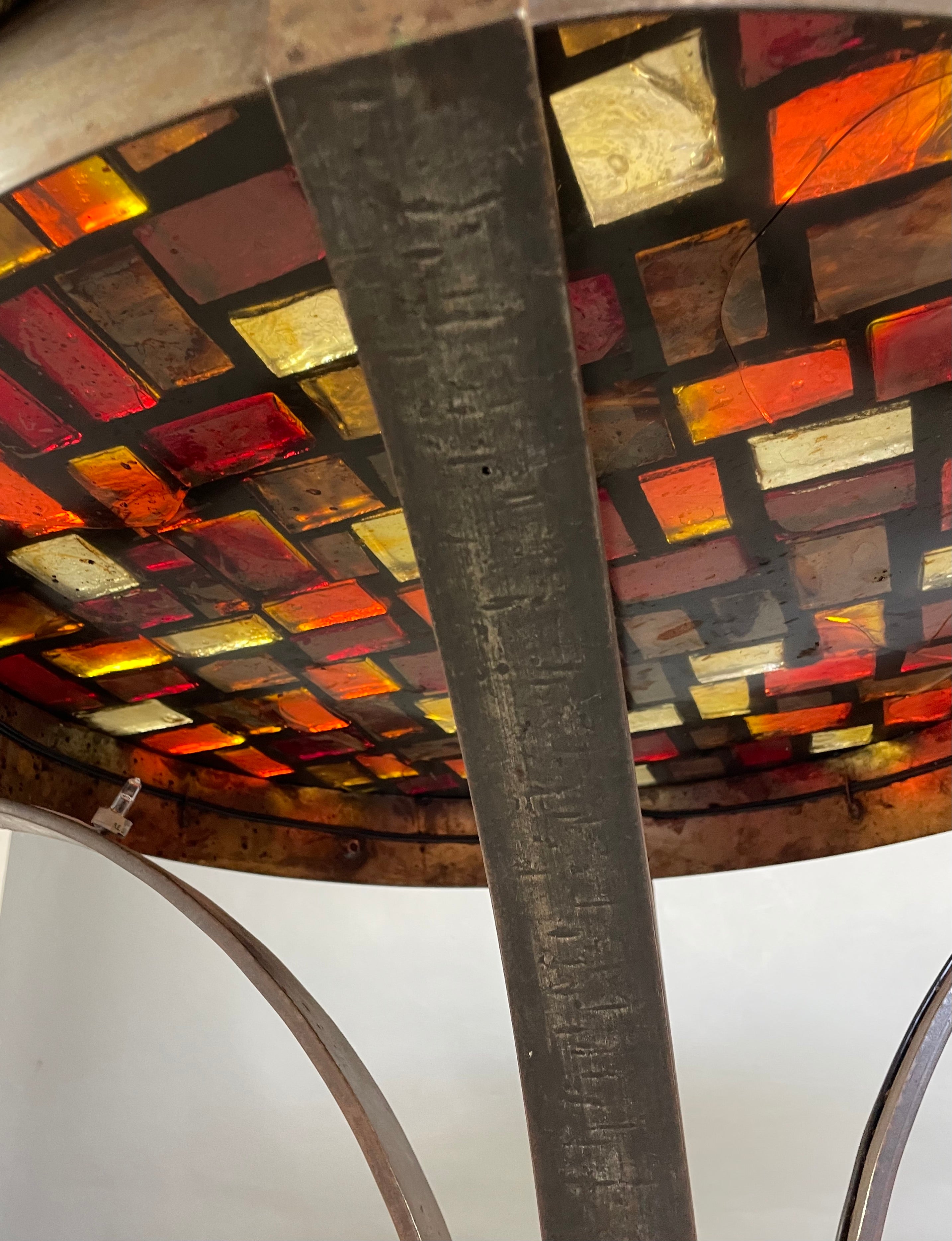 Table éclairante à carreaux de verre.