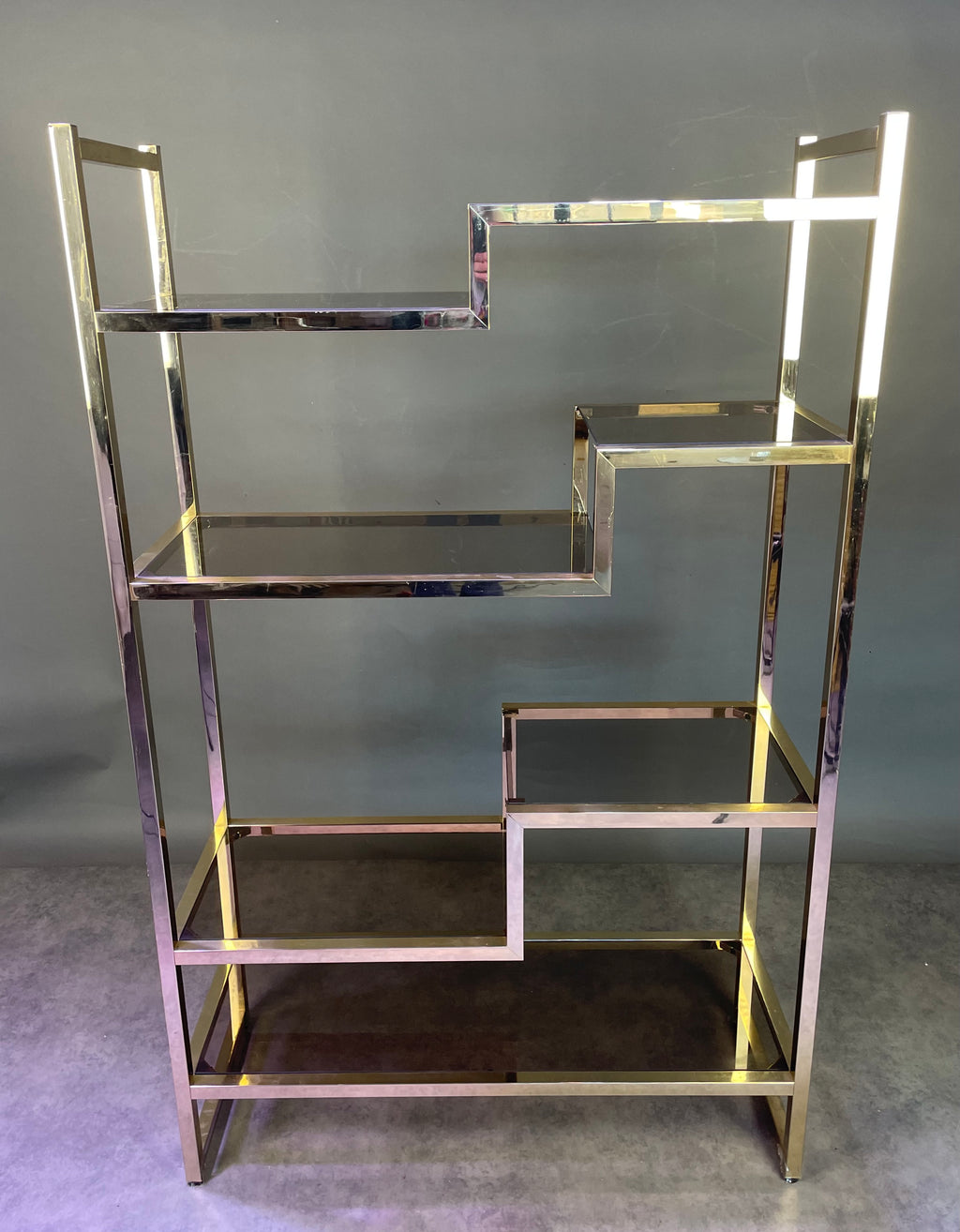 Etagère italienne en laiton doré et verre fumé