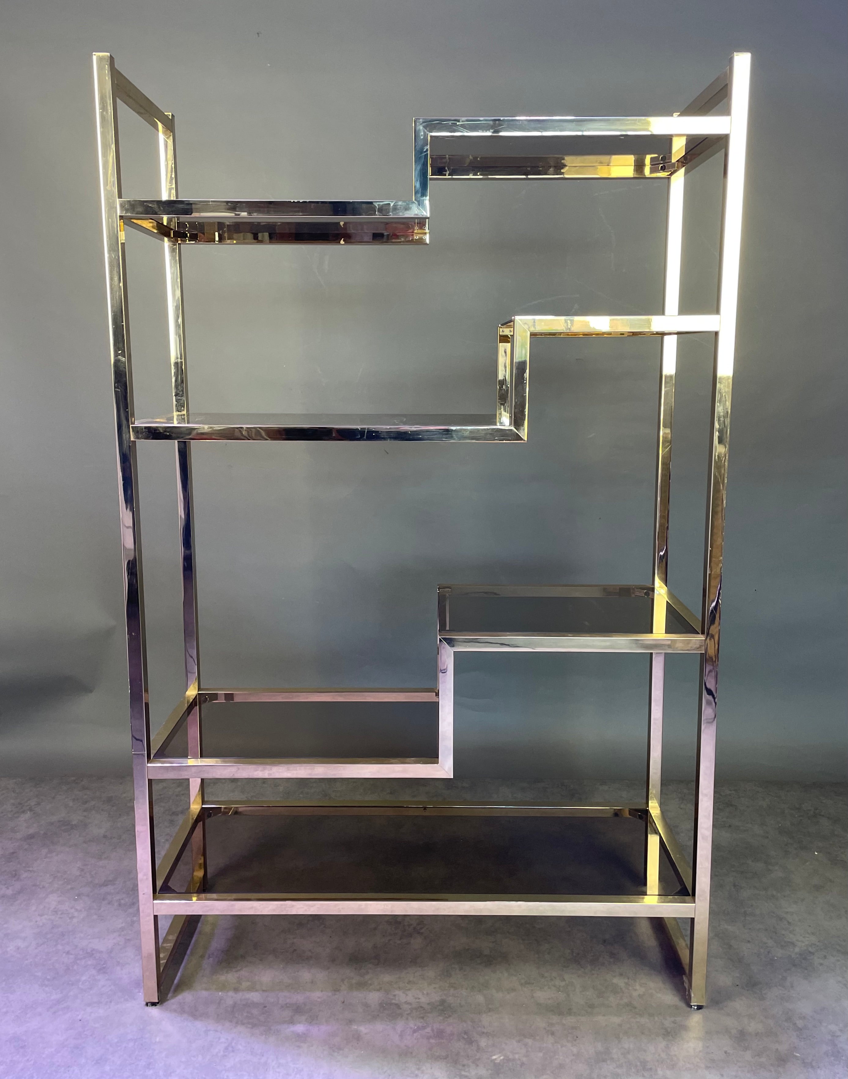 Etagère italienne en laiton doré et verre fumé