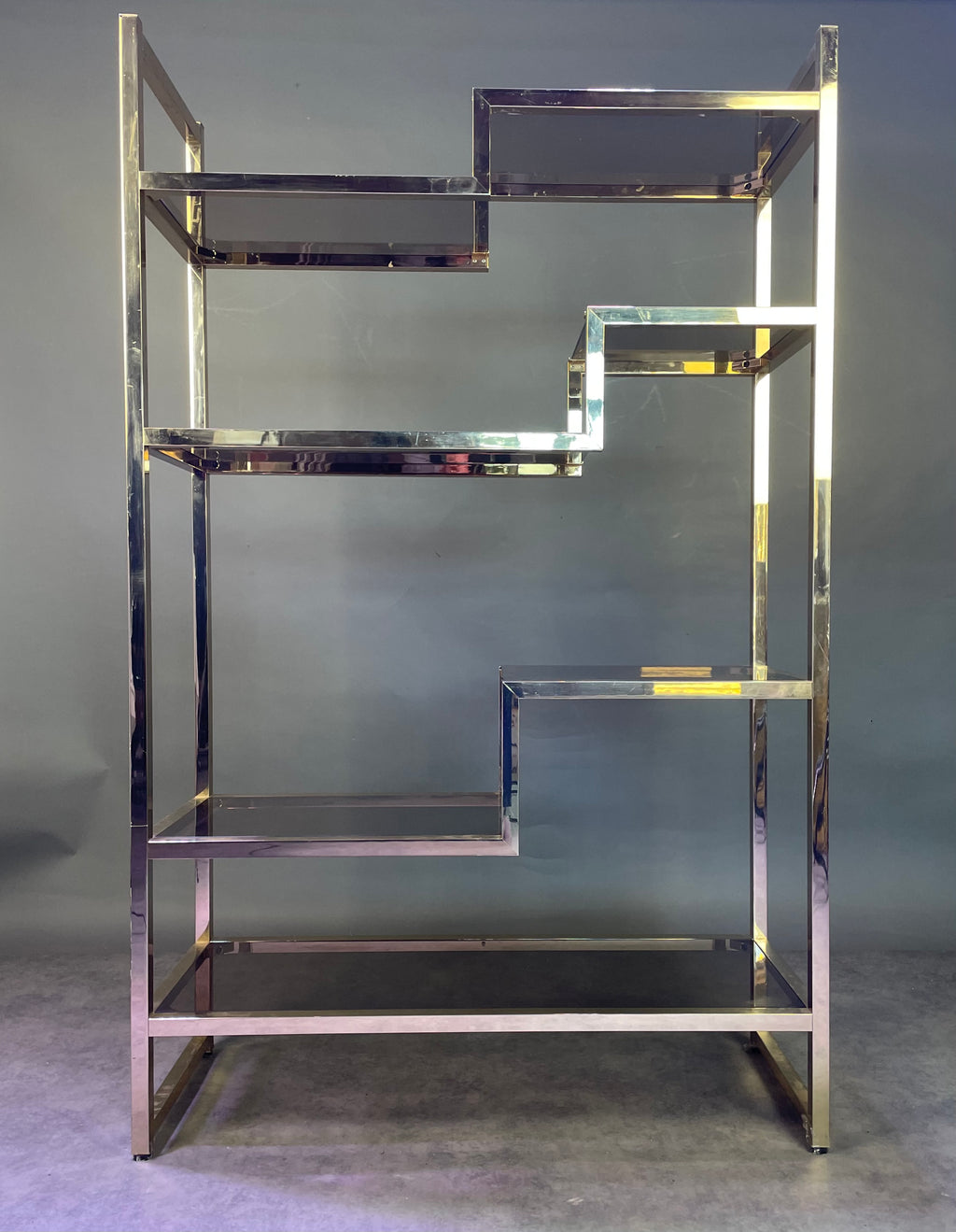 Etagère italienne en laiton doré et verre fumé