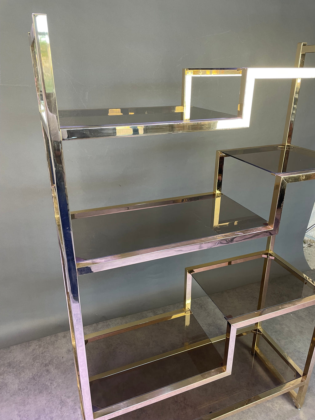 Etagère italienne en laiton doré et verre fumé