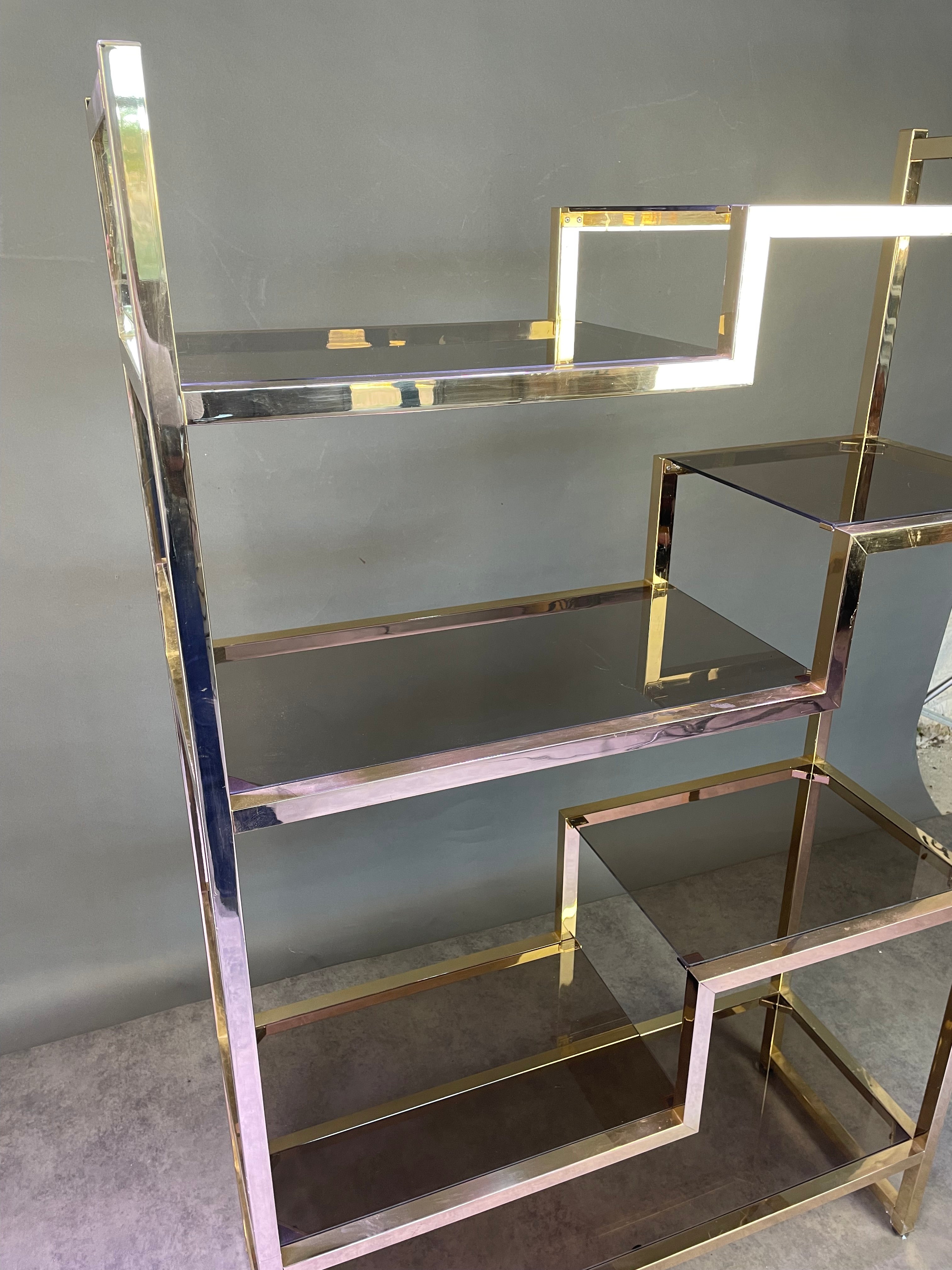 Etagère italienne en laiton doré et verre fumé