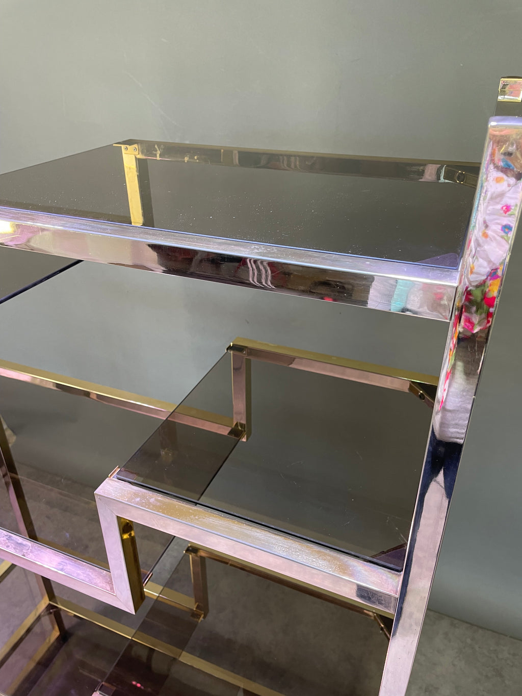 Etagère italienne en laiton doré et verre fumé