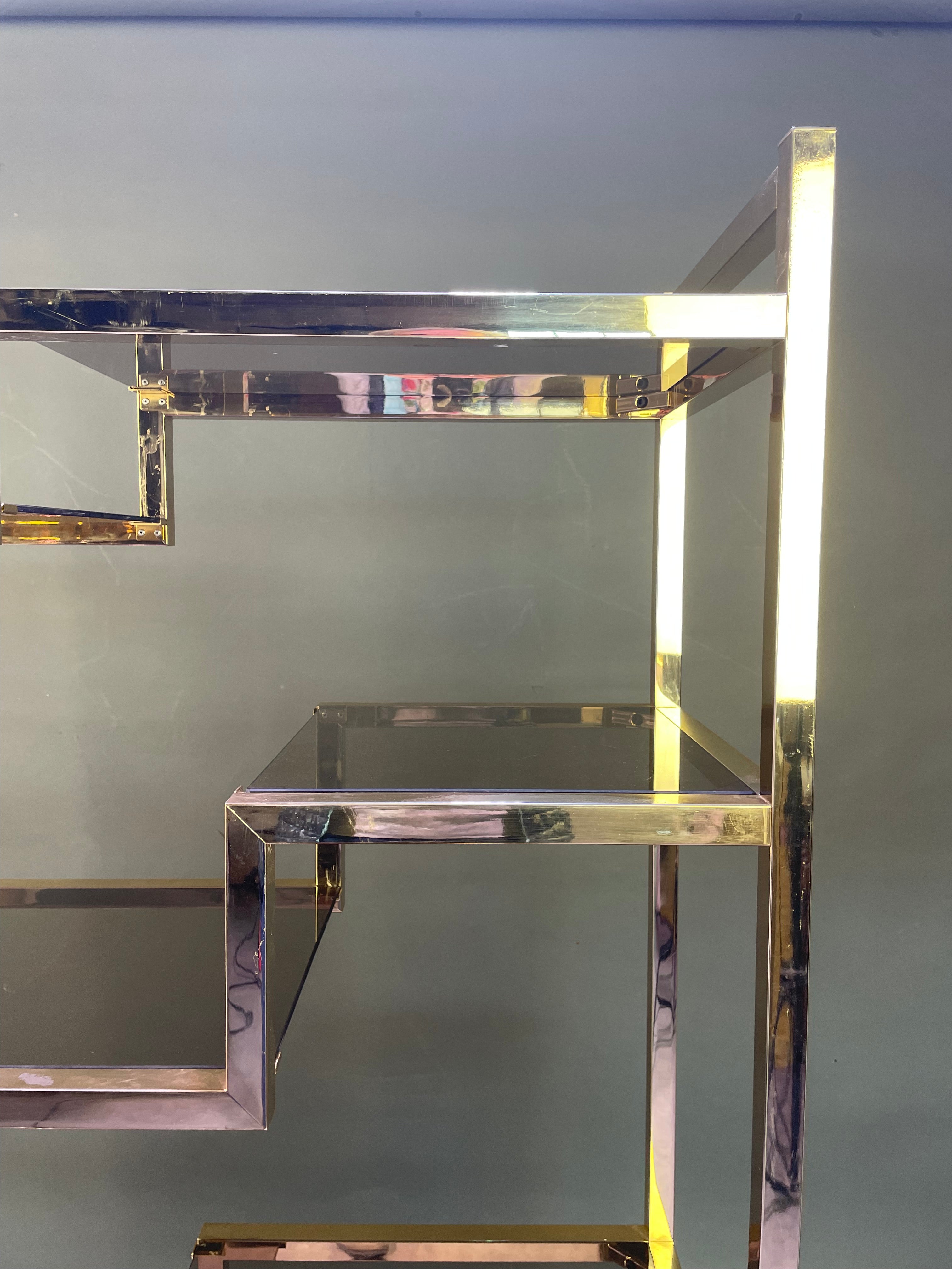 Etagère italienne en laiton doré et verre fumé