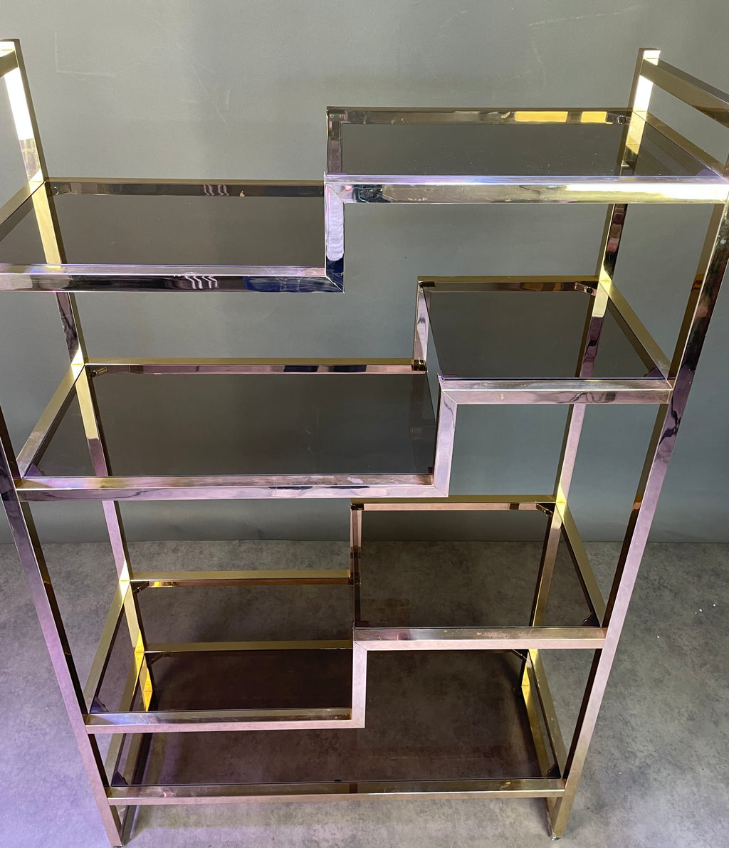 Etagère italienne en laiton doré et verre fumé
