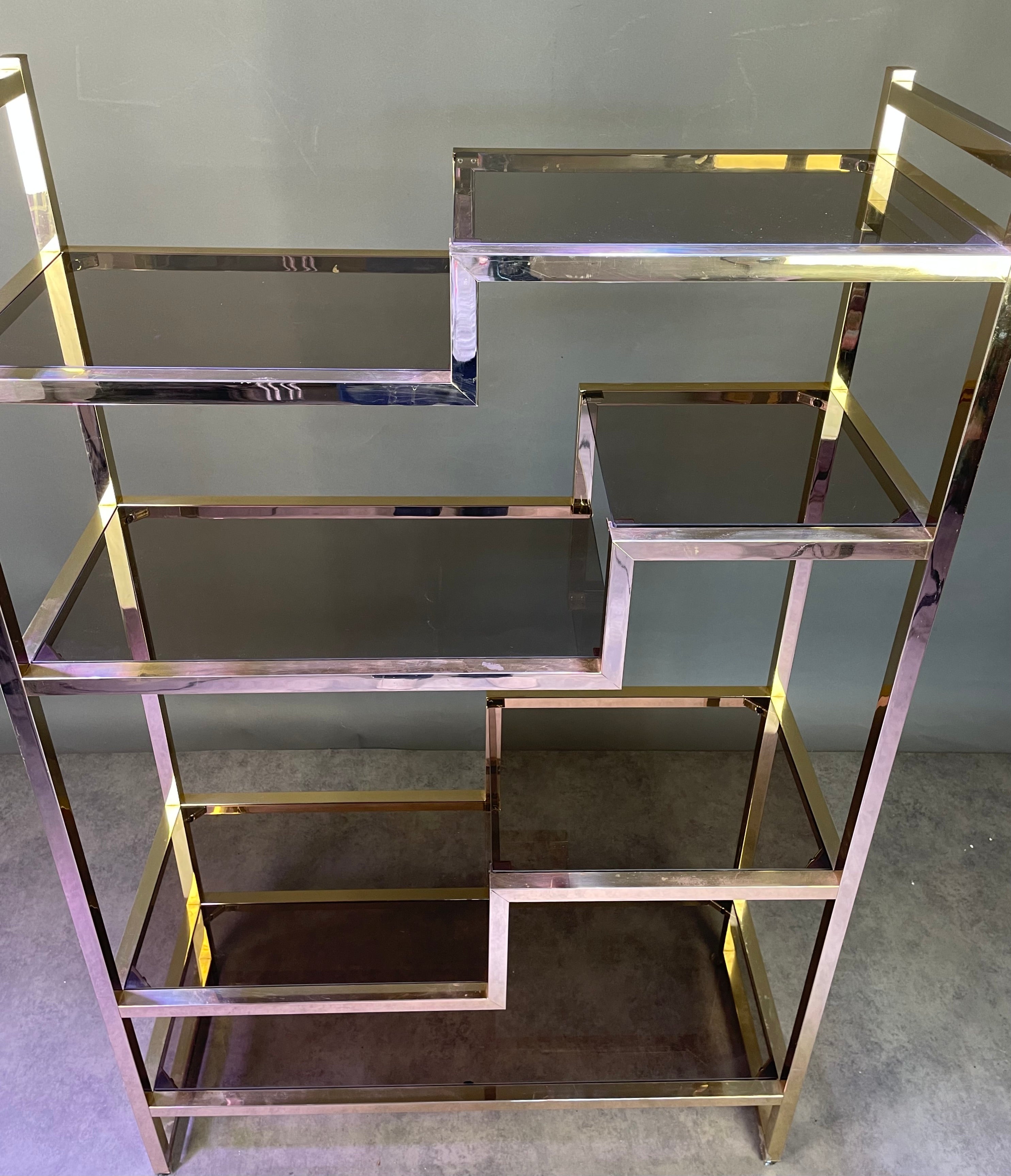 Etagère italienne en laiton doré et verre fumé