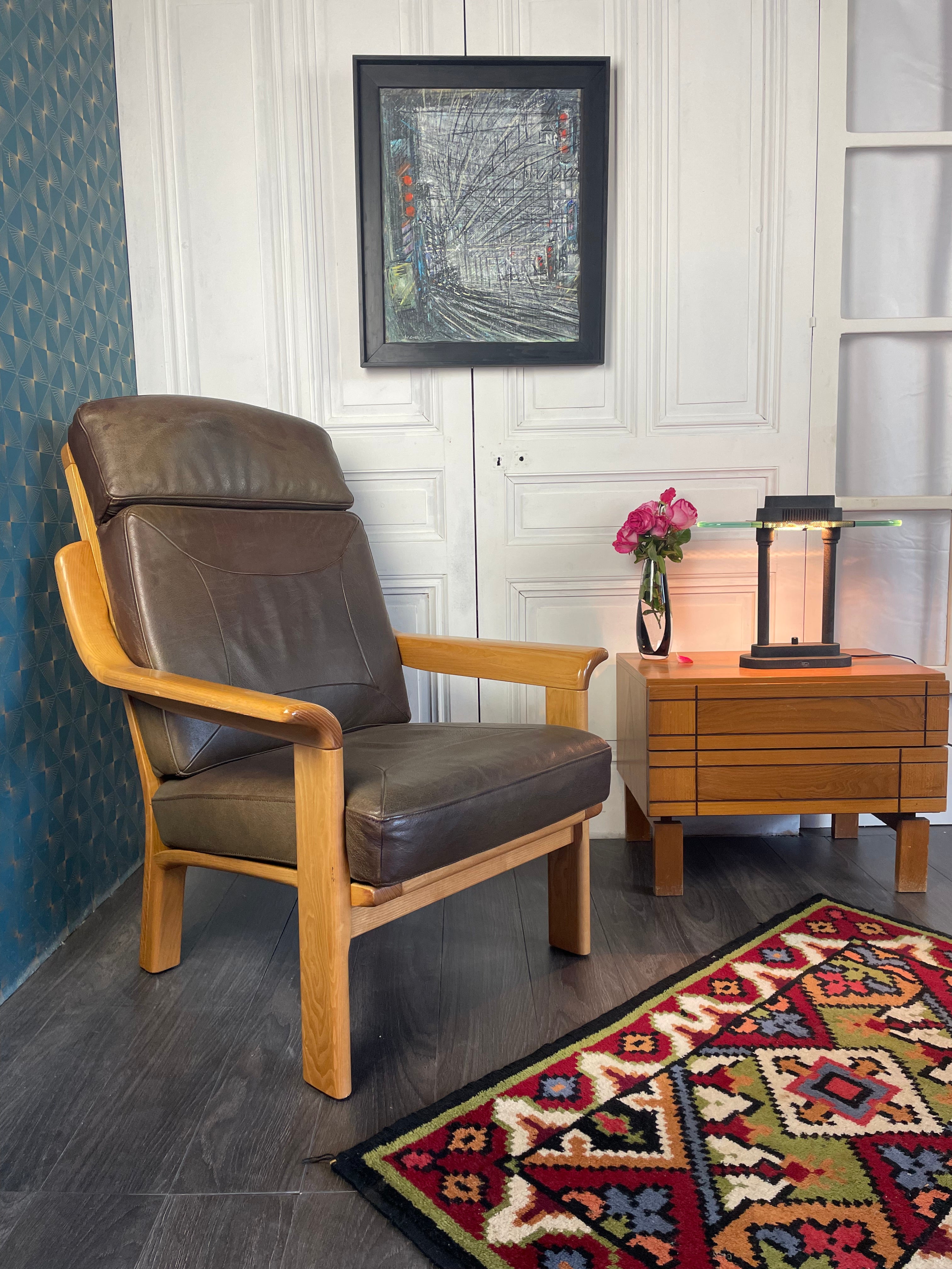 Fauteuil en cuir structure bois