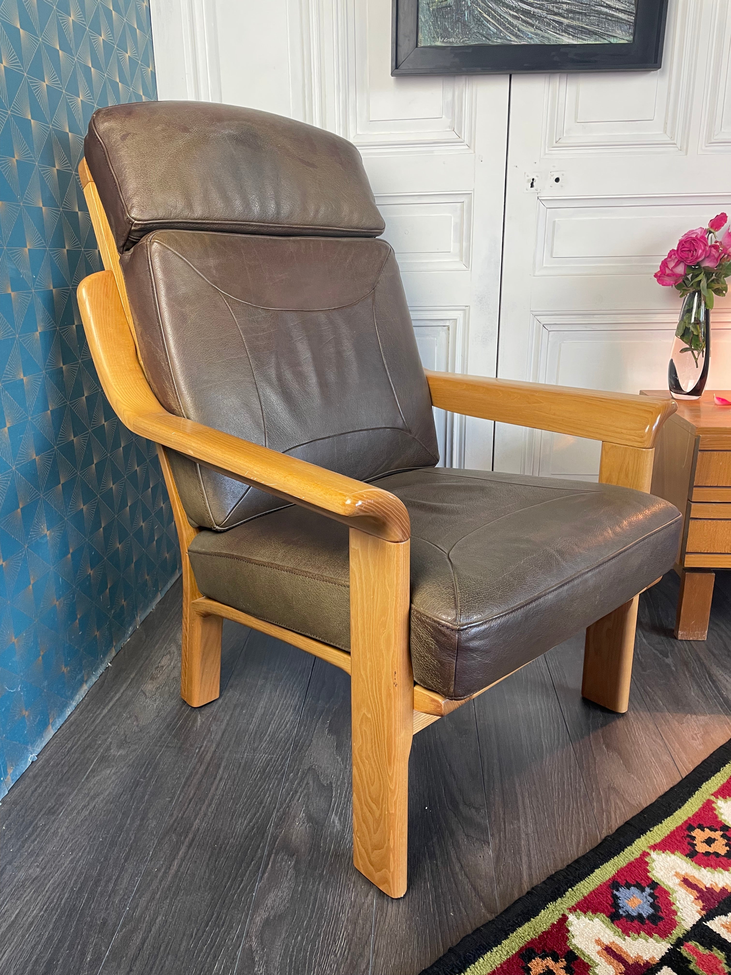Fauteuil en cuir structure bois