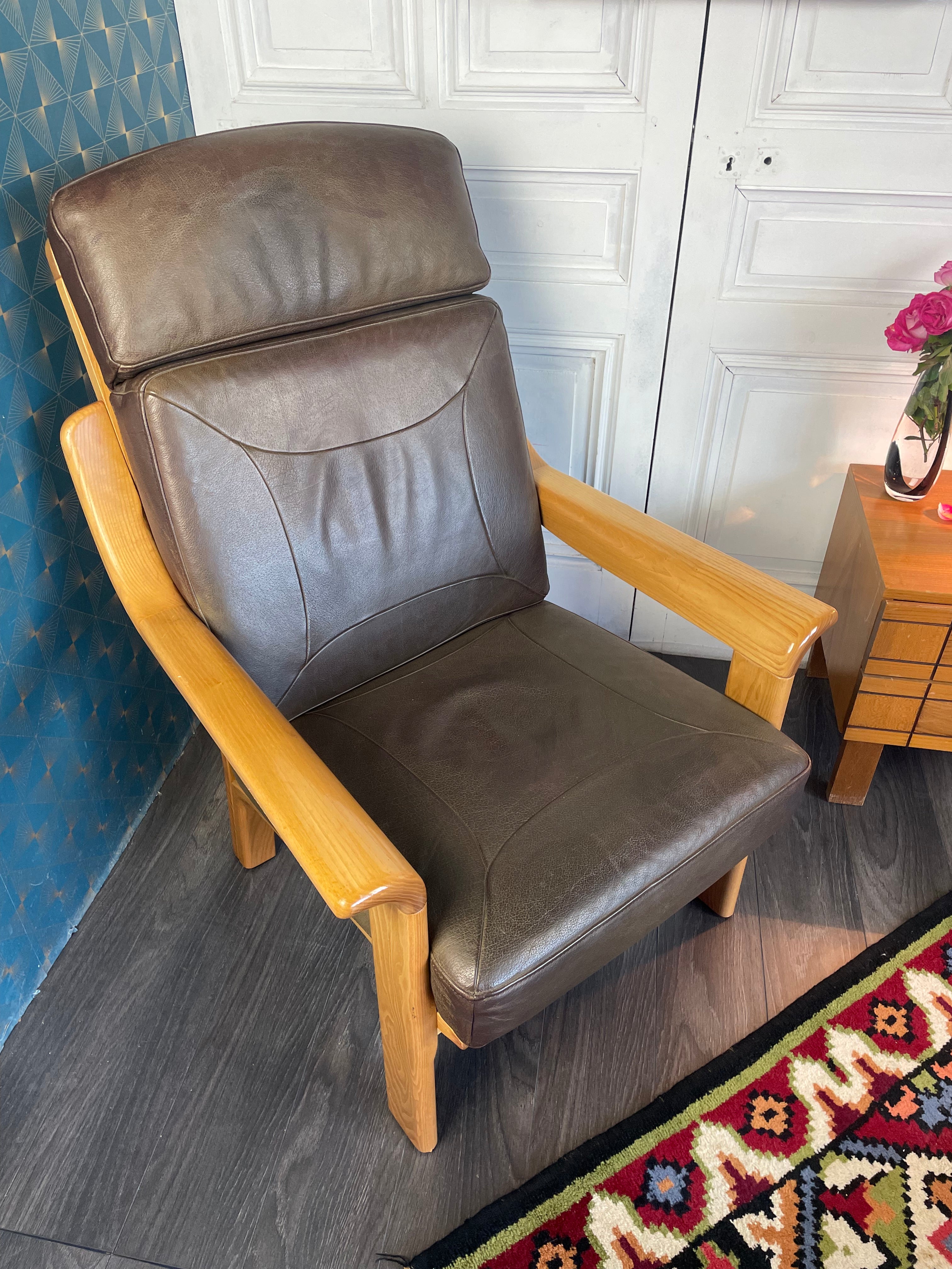 Fauteuil en cuir structure bois