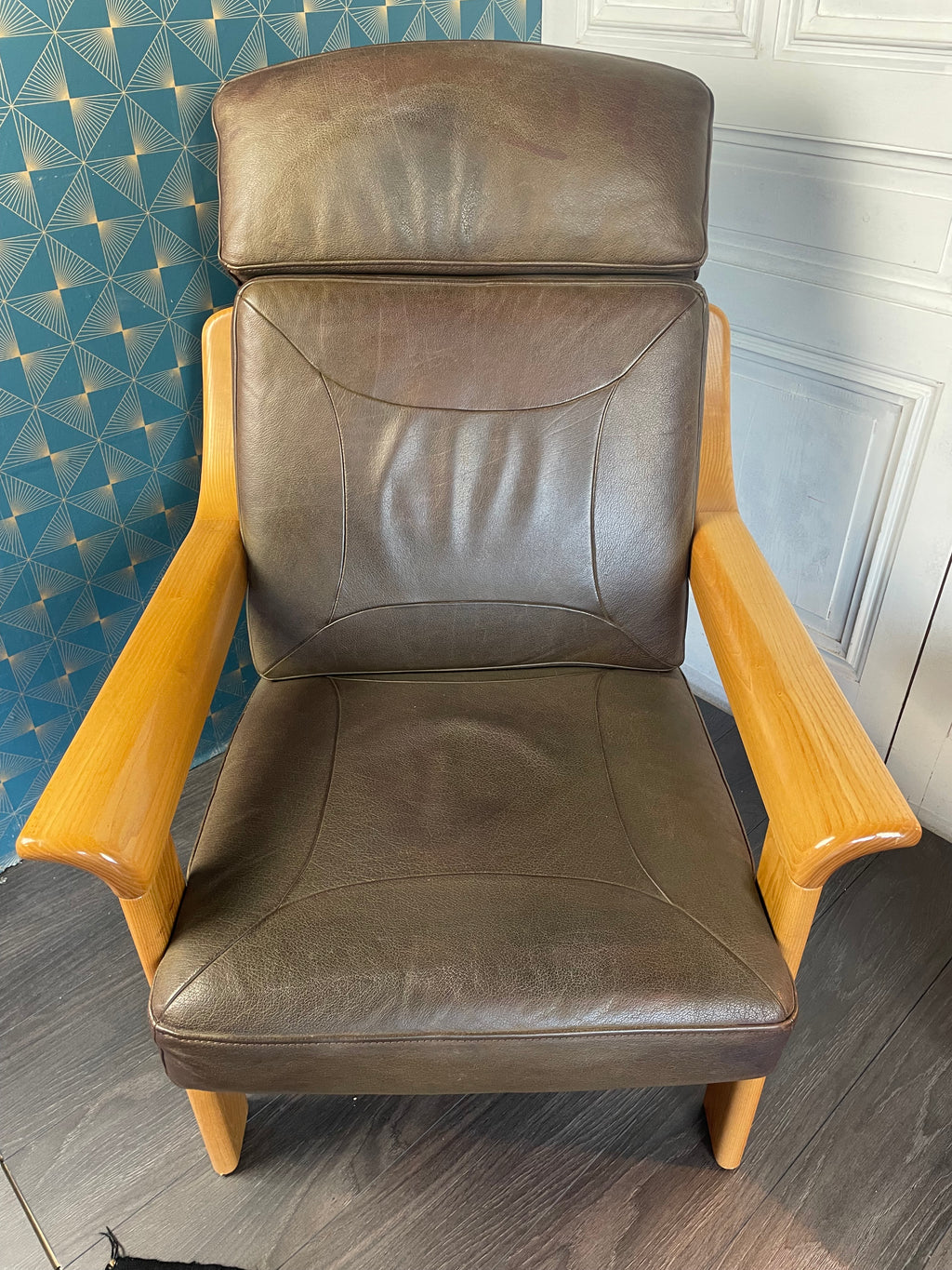Fauteuil en cuir structure bois