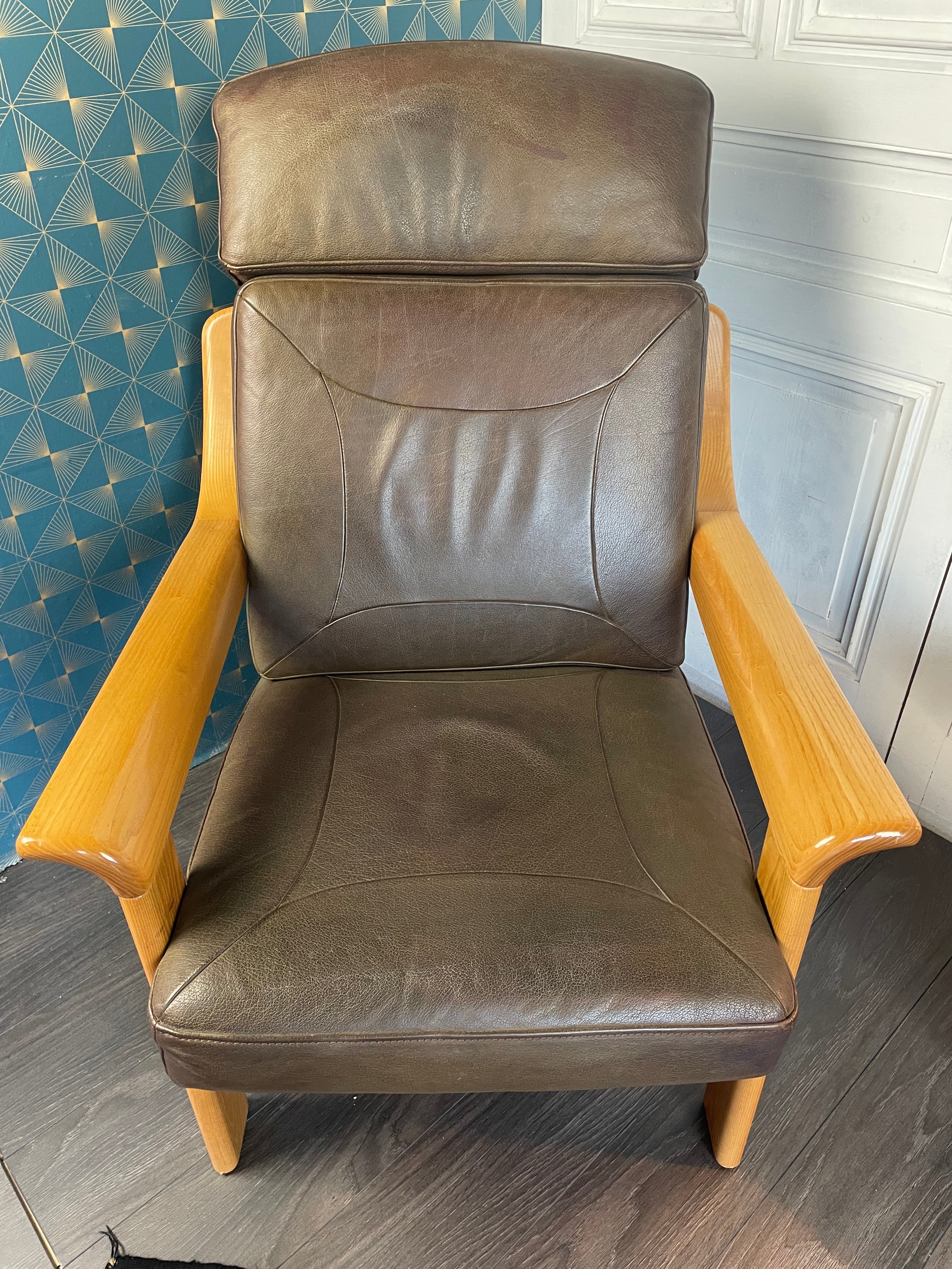 Fauteuil en cuir structure bois