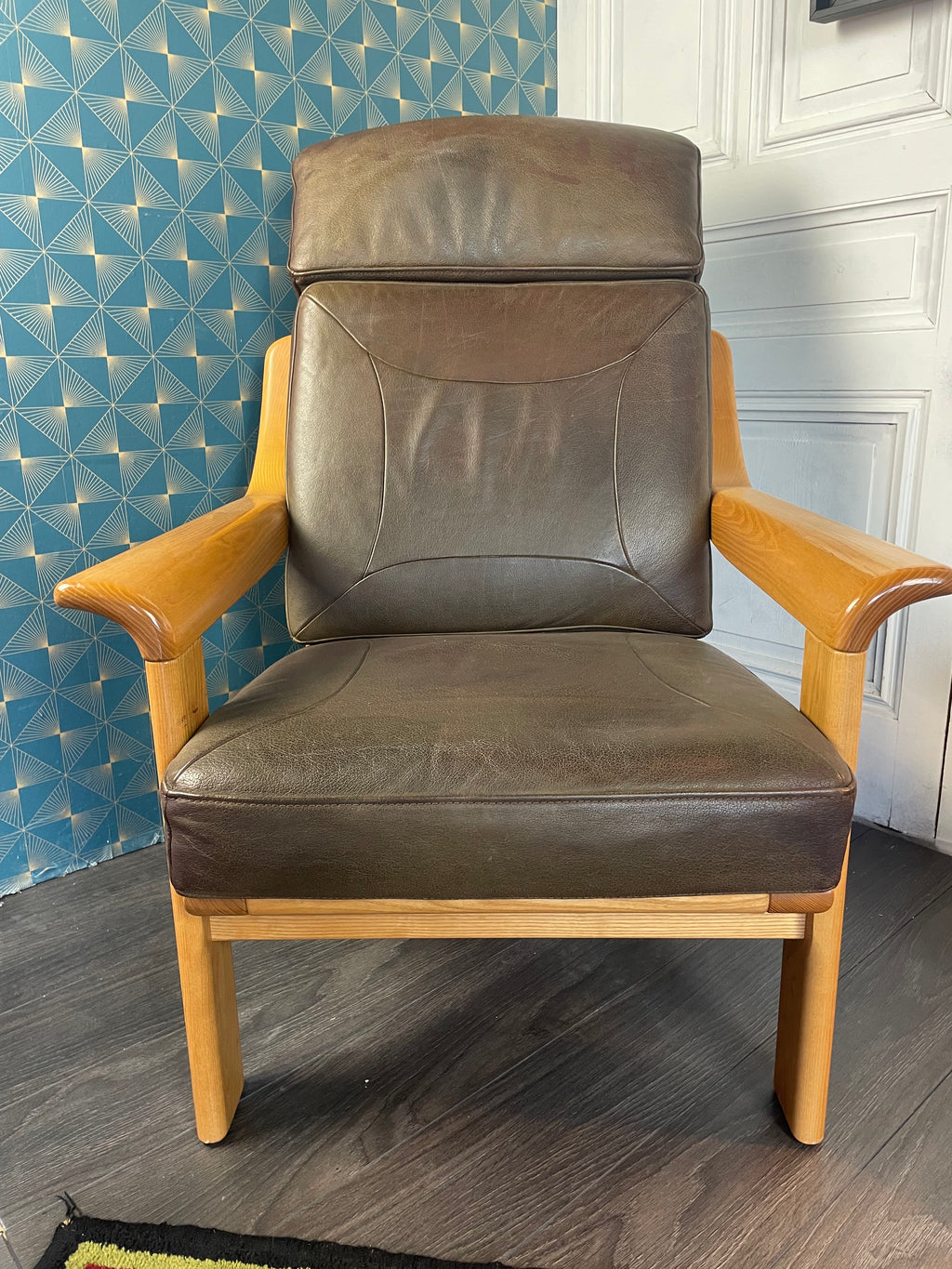 Fauteuil en cuir structure bois
