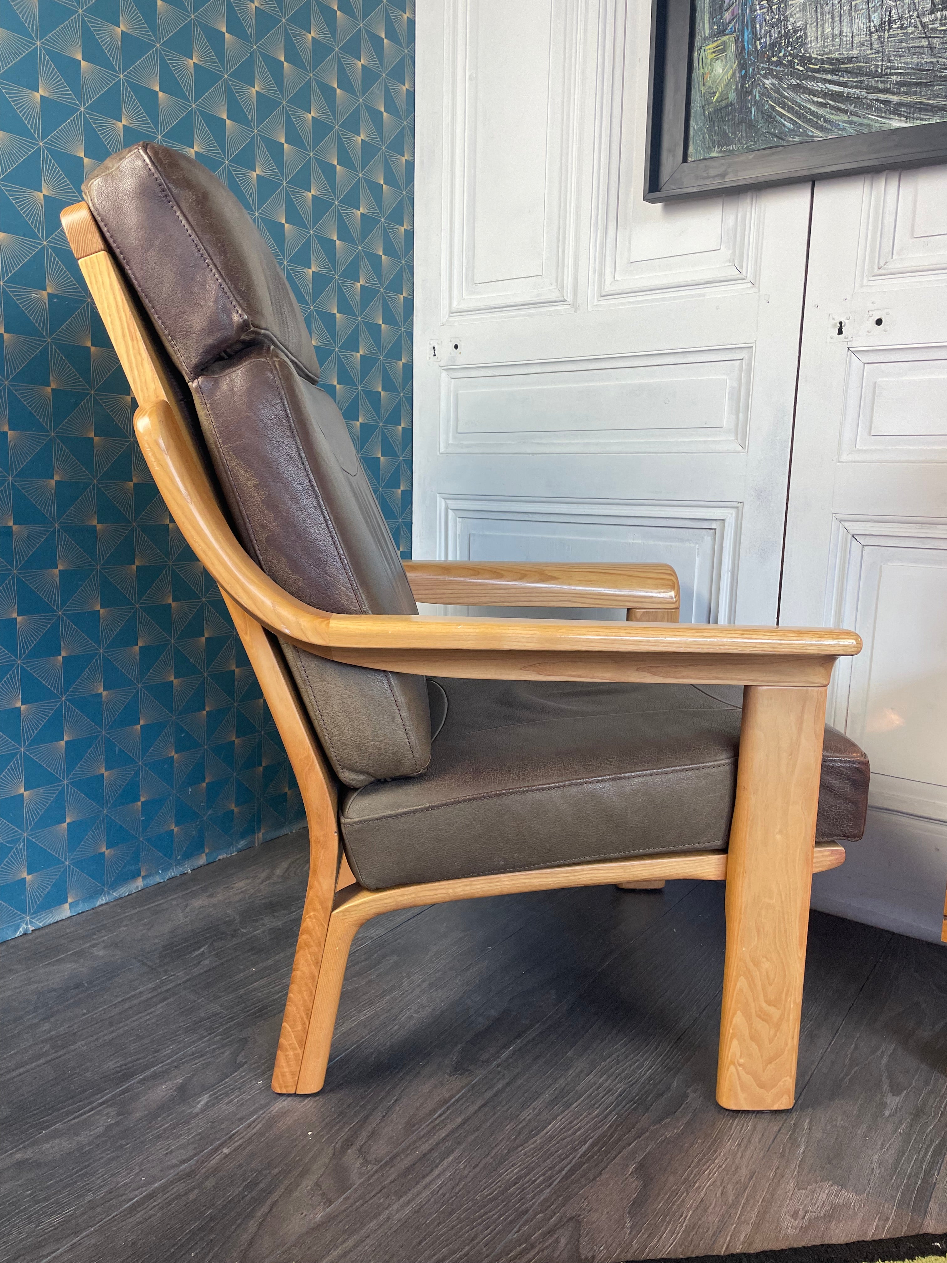Fauteuil en cuir structure bois